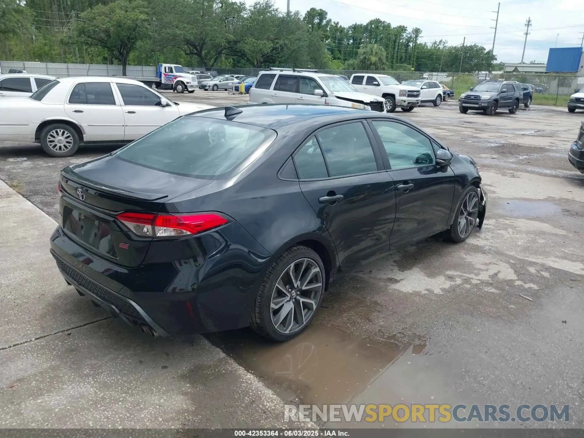 4 Photograph of a damaged car 5YFS4RCE2LP026313 TOYOTA COROLLA 2020