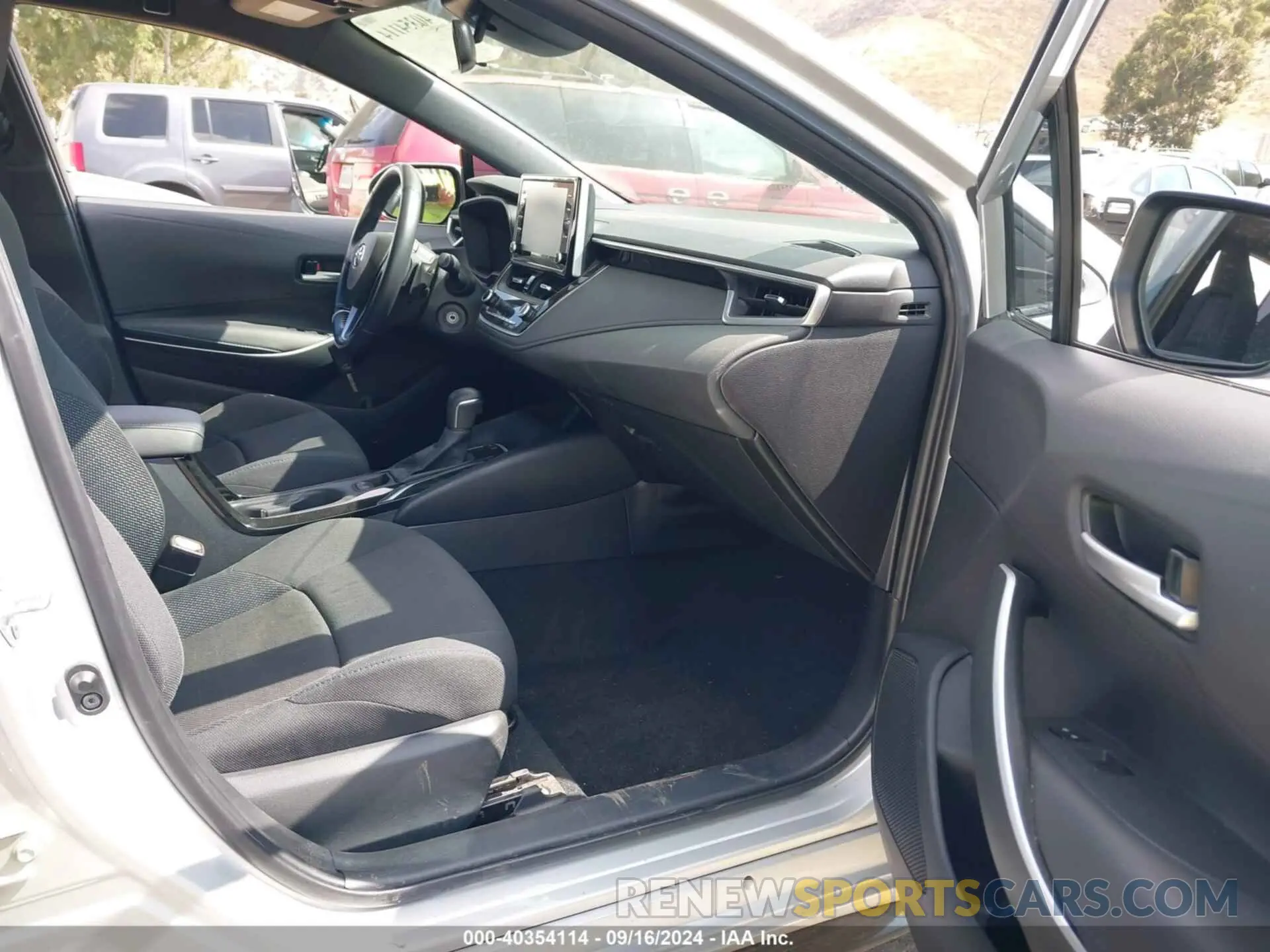 5 Photograph of a damaged car 5YFS4RCE2LP028062 TOYOTA COROLLA 2020