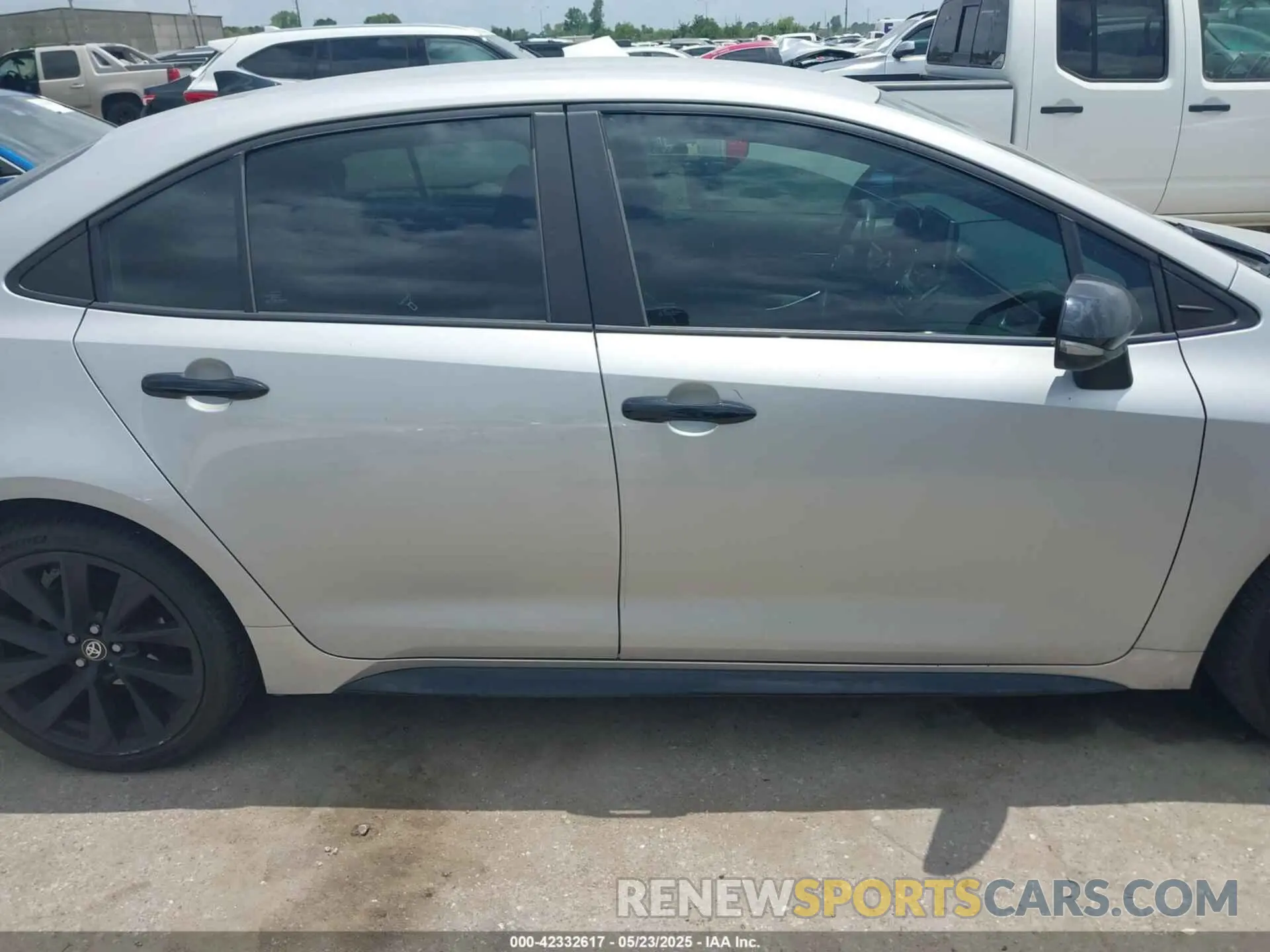 13 Photograph of a damaged car 5YFS4RCE3LP046389 TOYOTA COROLLA 2020