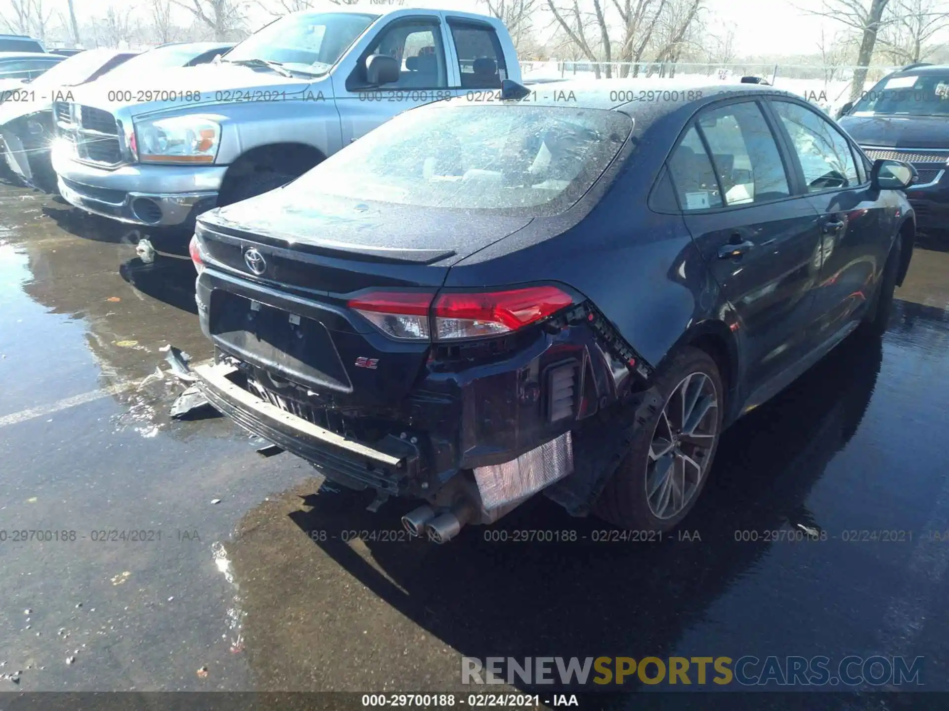 4 Photograph of a damaged car 5YFS4RCE5LP027536 TOYOTA COROLLA 2020