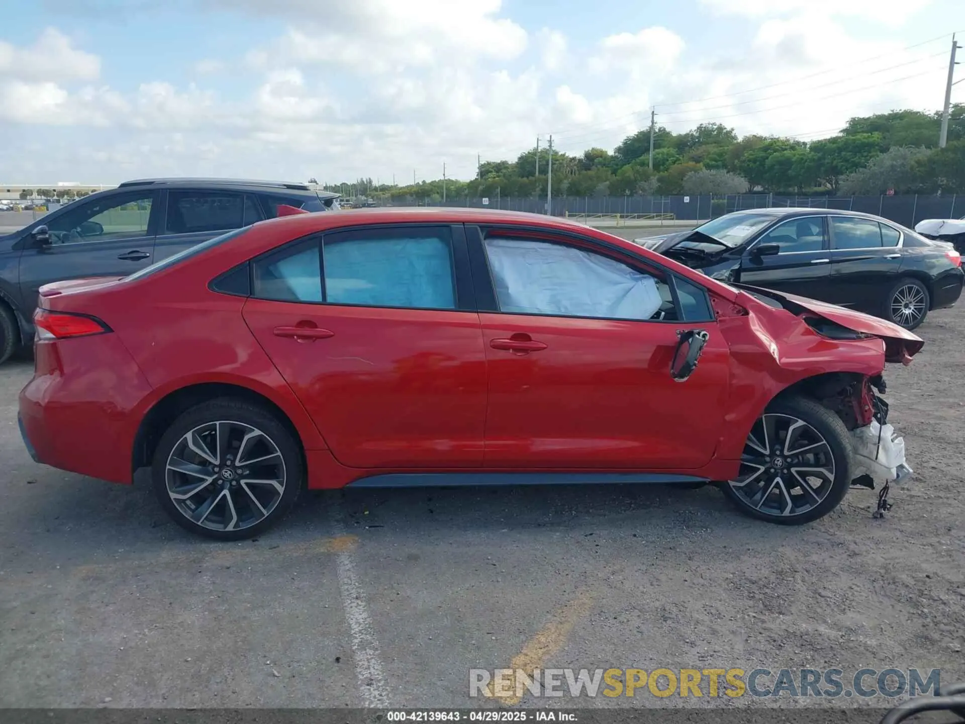 13 Photograph of a damaged car 5YFS4RCE5LP041534 TOYOTA COROLLA 2020