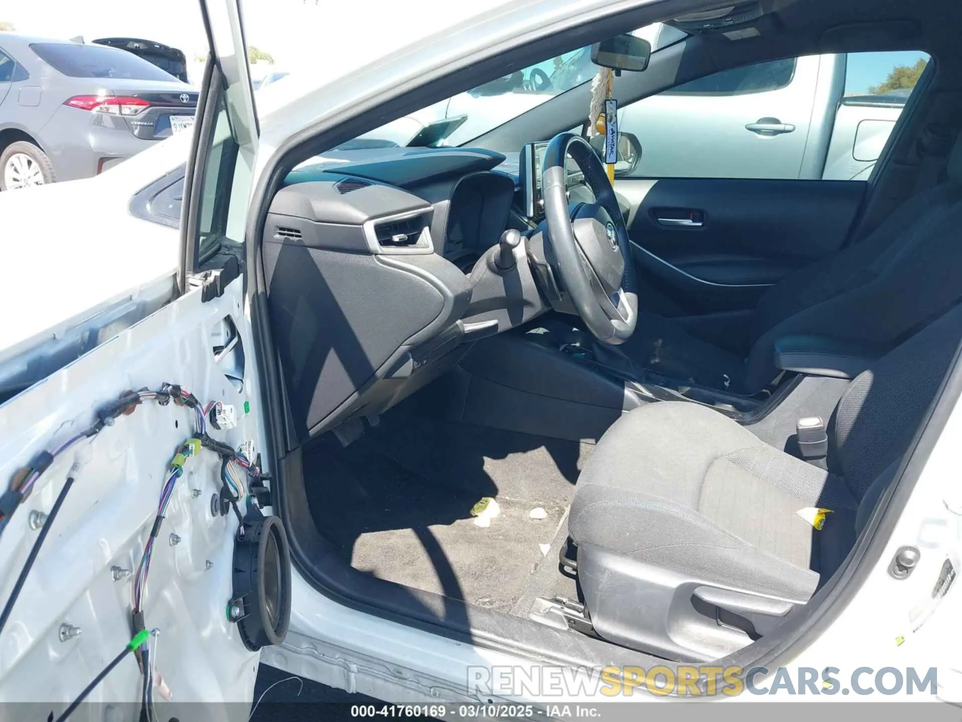 5 Photograph of a damaged car 5YFS4RCE5LP053800 TOYOTA COROLLA 2020