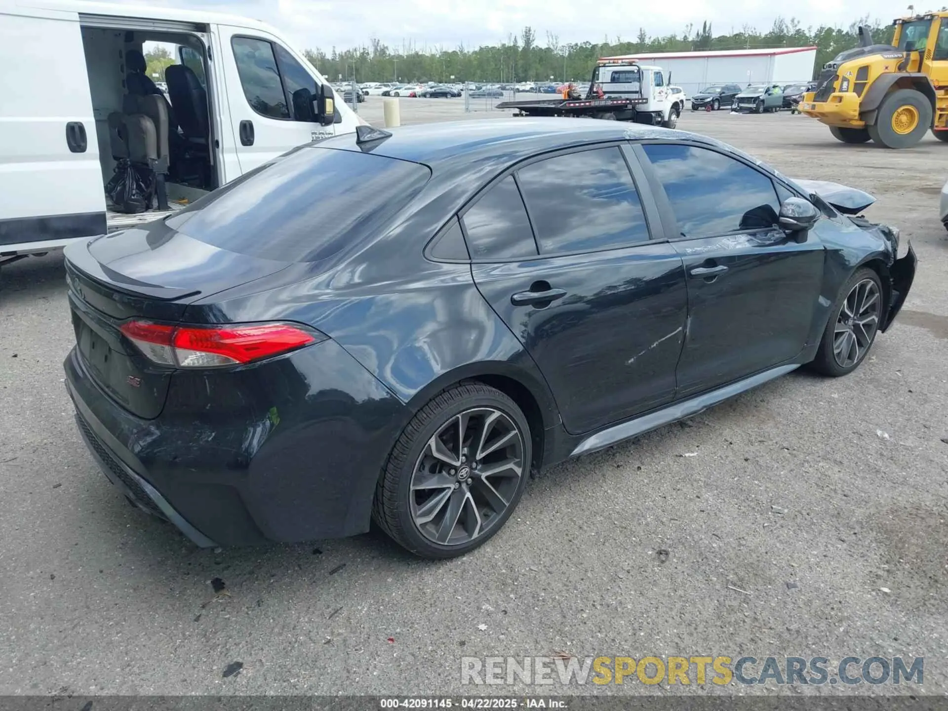 4 Photograph of a damaged car 5YFS4RCE6LP008655 TOYOTA COROLLA 2020