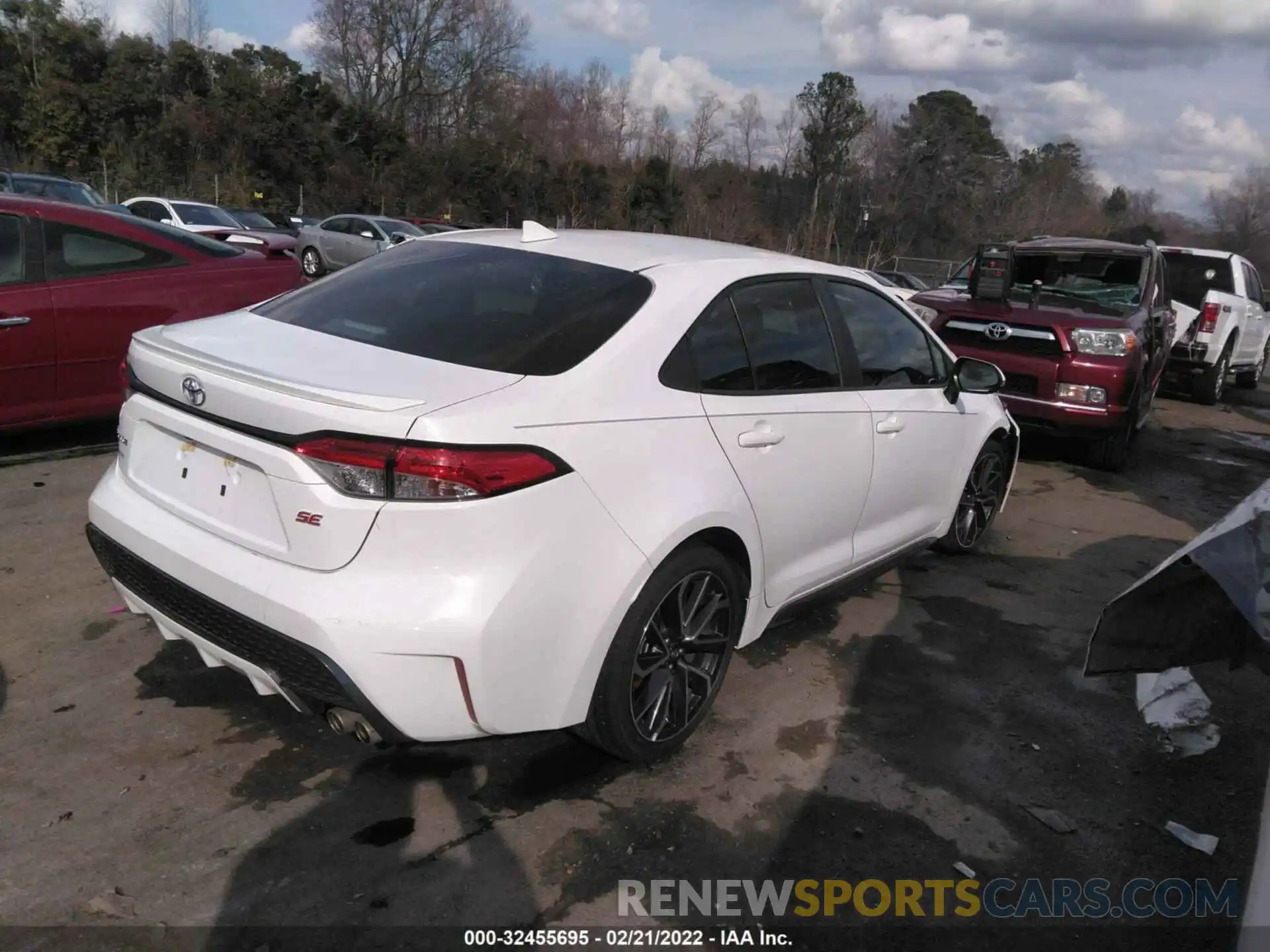 4 Photograph of a damaged car 5YFS4RCE6LP041672 TOYOTA COROLLA 2020