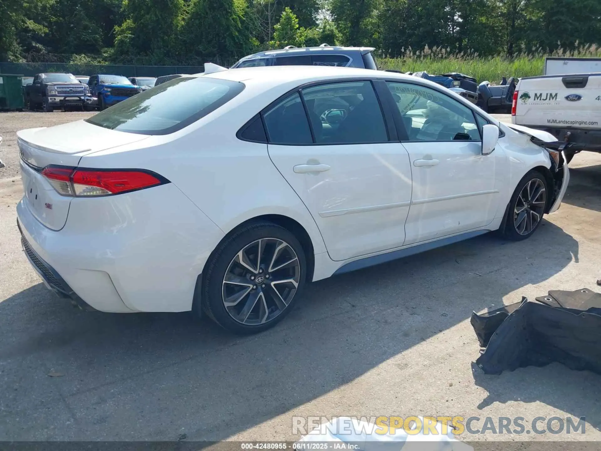 4 Photograph of a damaged car 5YFS4RCE7LP010303 TOYOTA COROLLA 2020