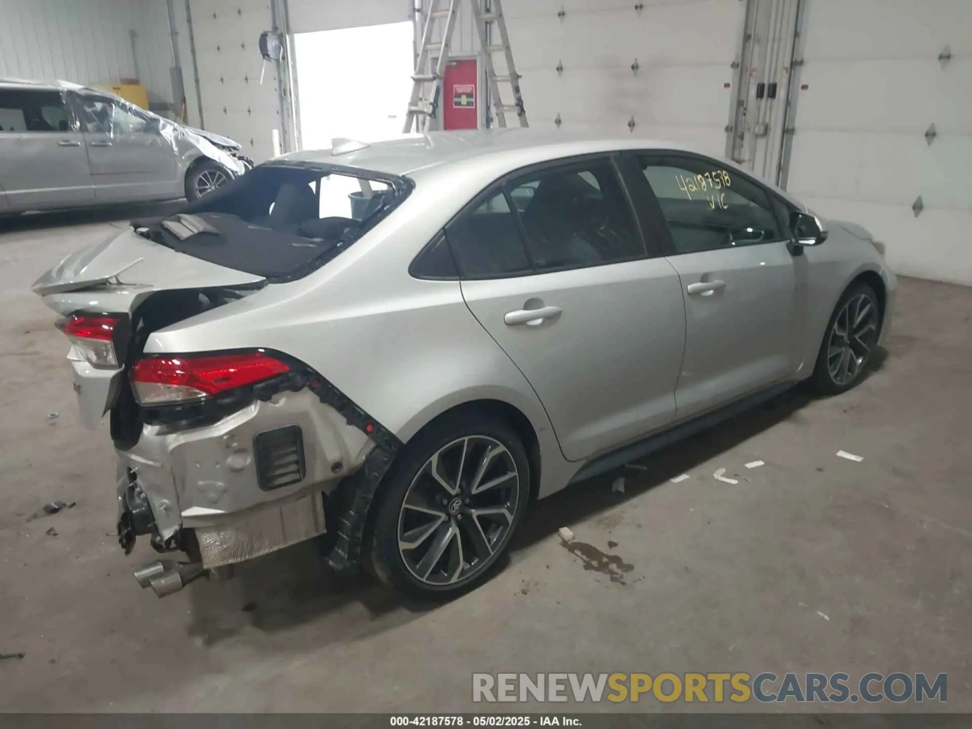 4 Photograph of a damaged car 5YFS4RCE7LP028459 TOYOTA COROLLA 2020
