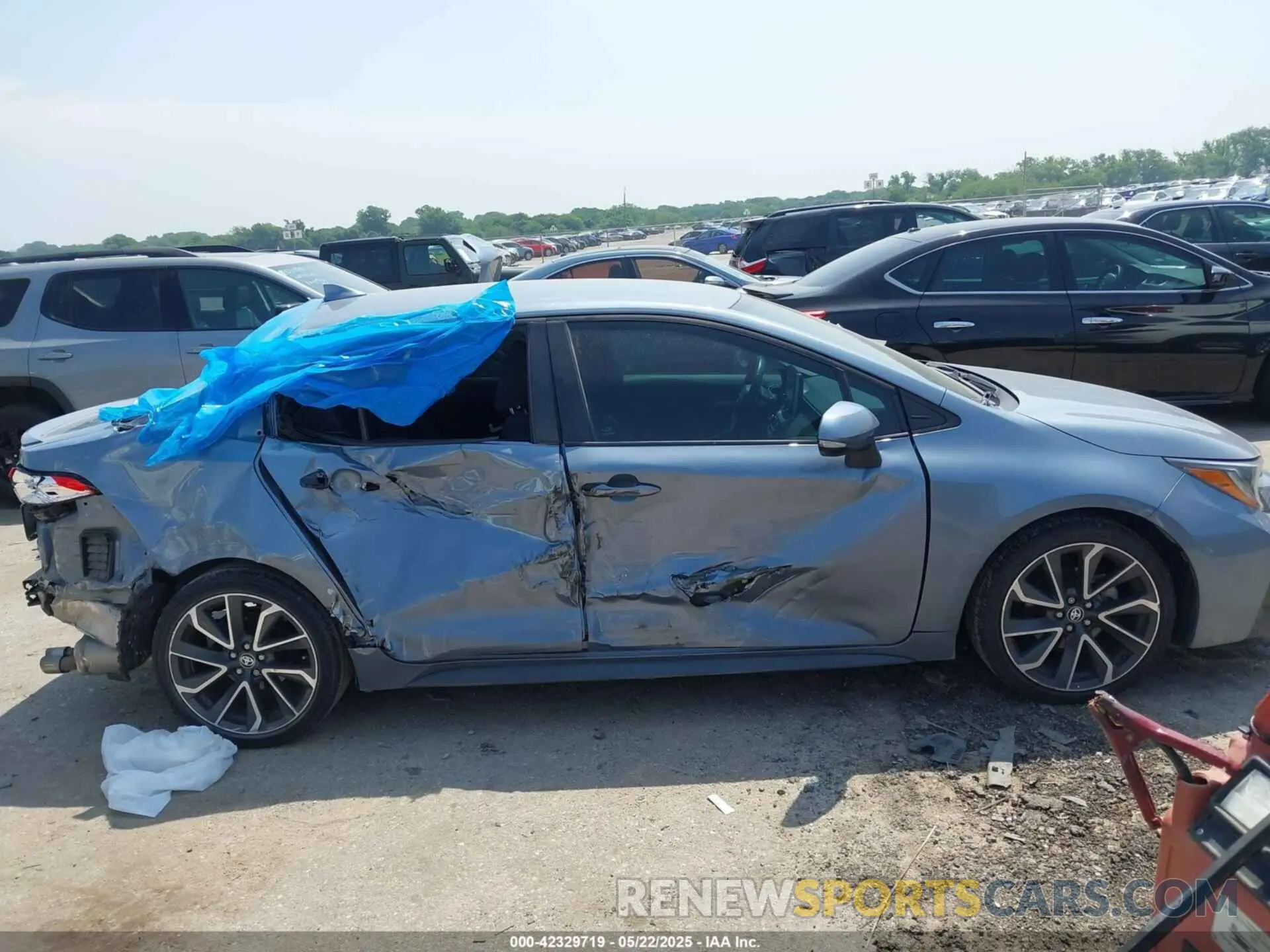 13 Photograph of a damaged car 5YFS4RCE9LP031332 TOYOTA COROLLA 2020