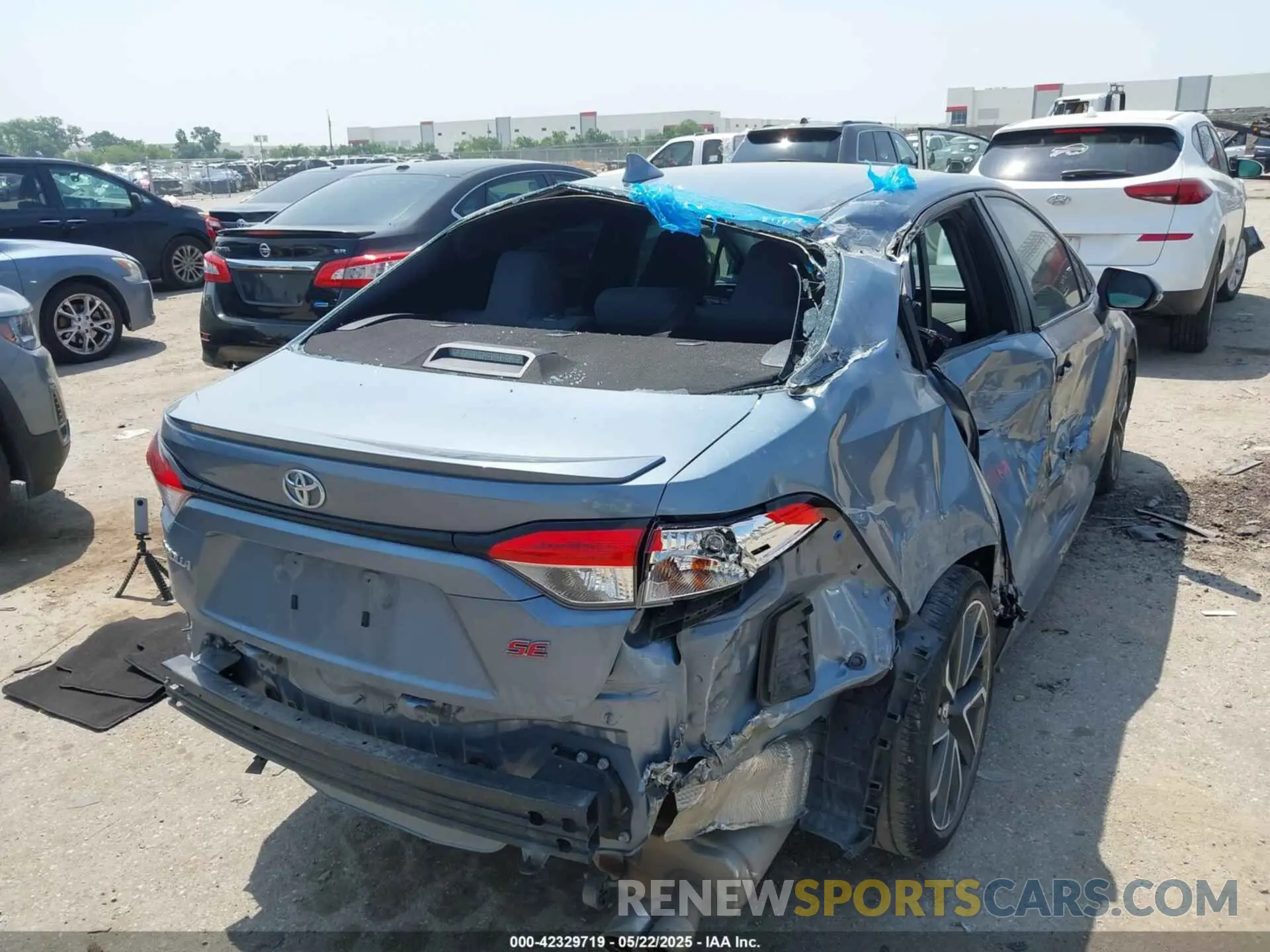 4 Photograph of a damaged car 5YFS4RCE9LP031332 TOYOTA COROLLA 2020