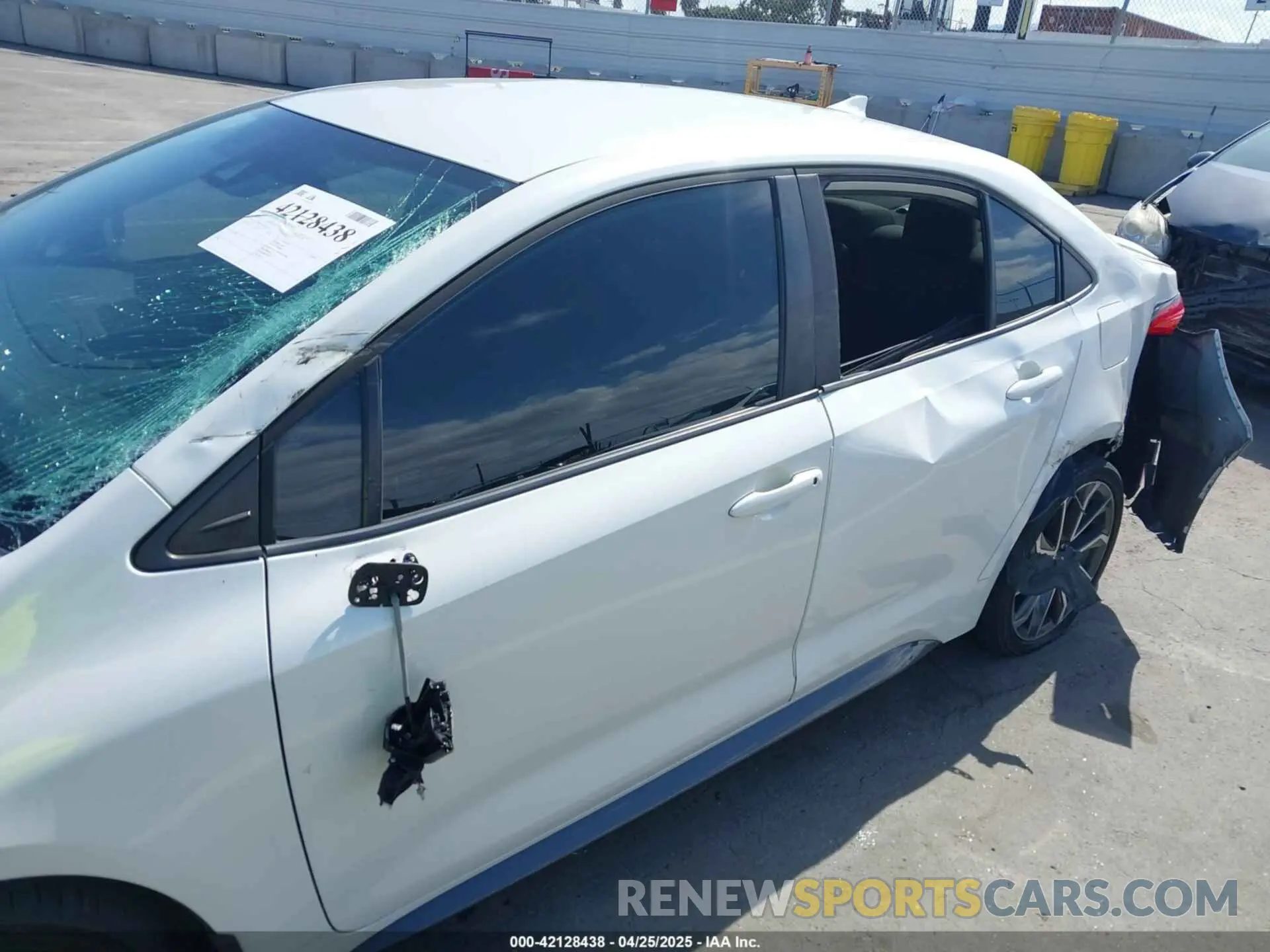 6 Photograph of a damaged car 5YFS4RCE9LP043707 TOYOTA COROLLA 2020