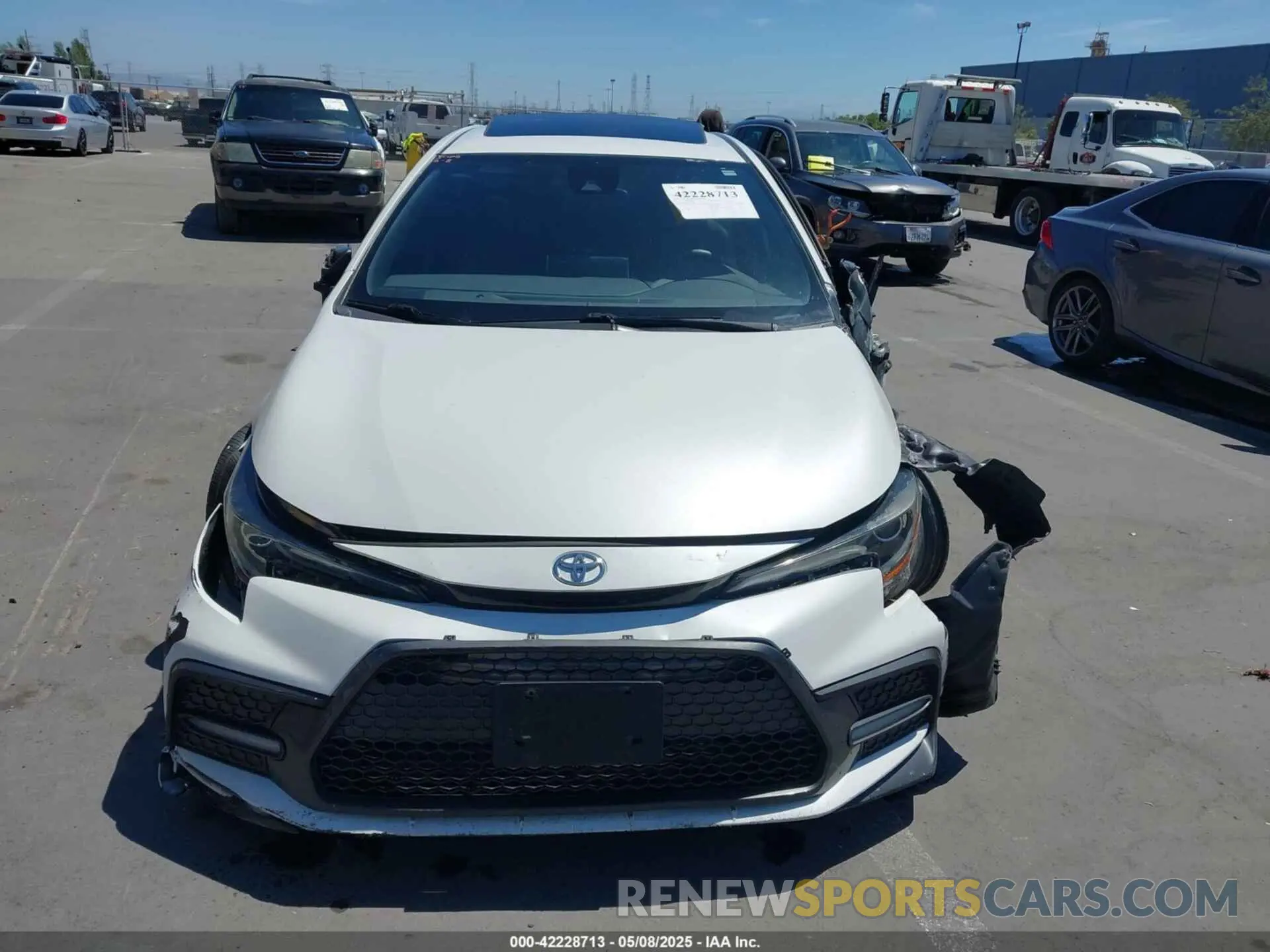 12 Photograph of a damaged car 5YFT4RCE8LP045324 TOYOTA COROLLA 2020