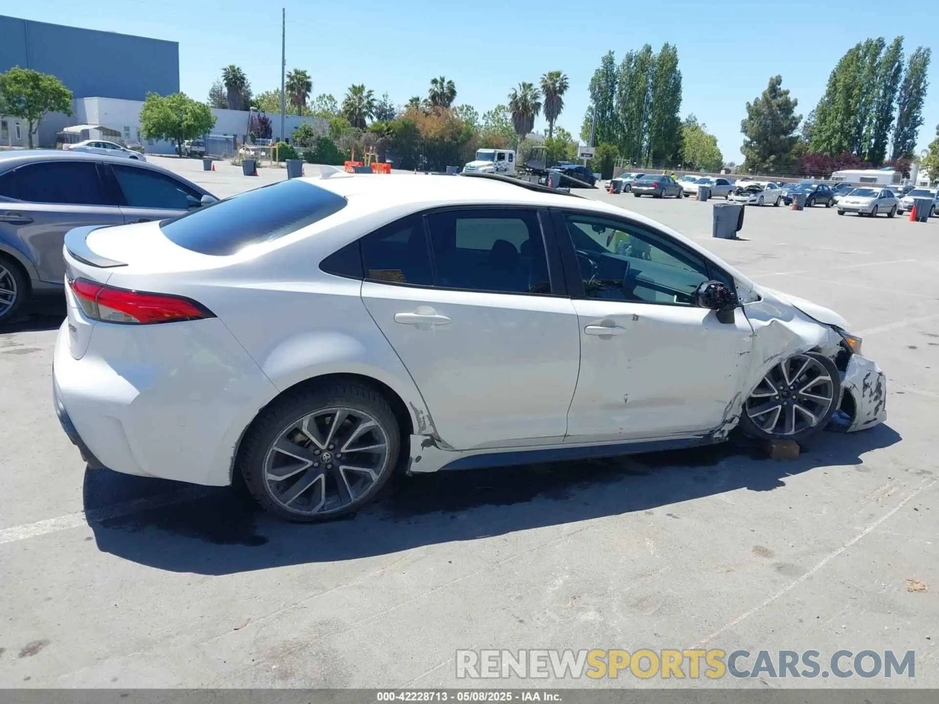 13 Photograph of a damaged car 5YFT4RCE8LP045324 TOYOTA COROLLA 2020