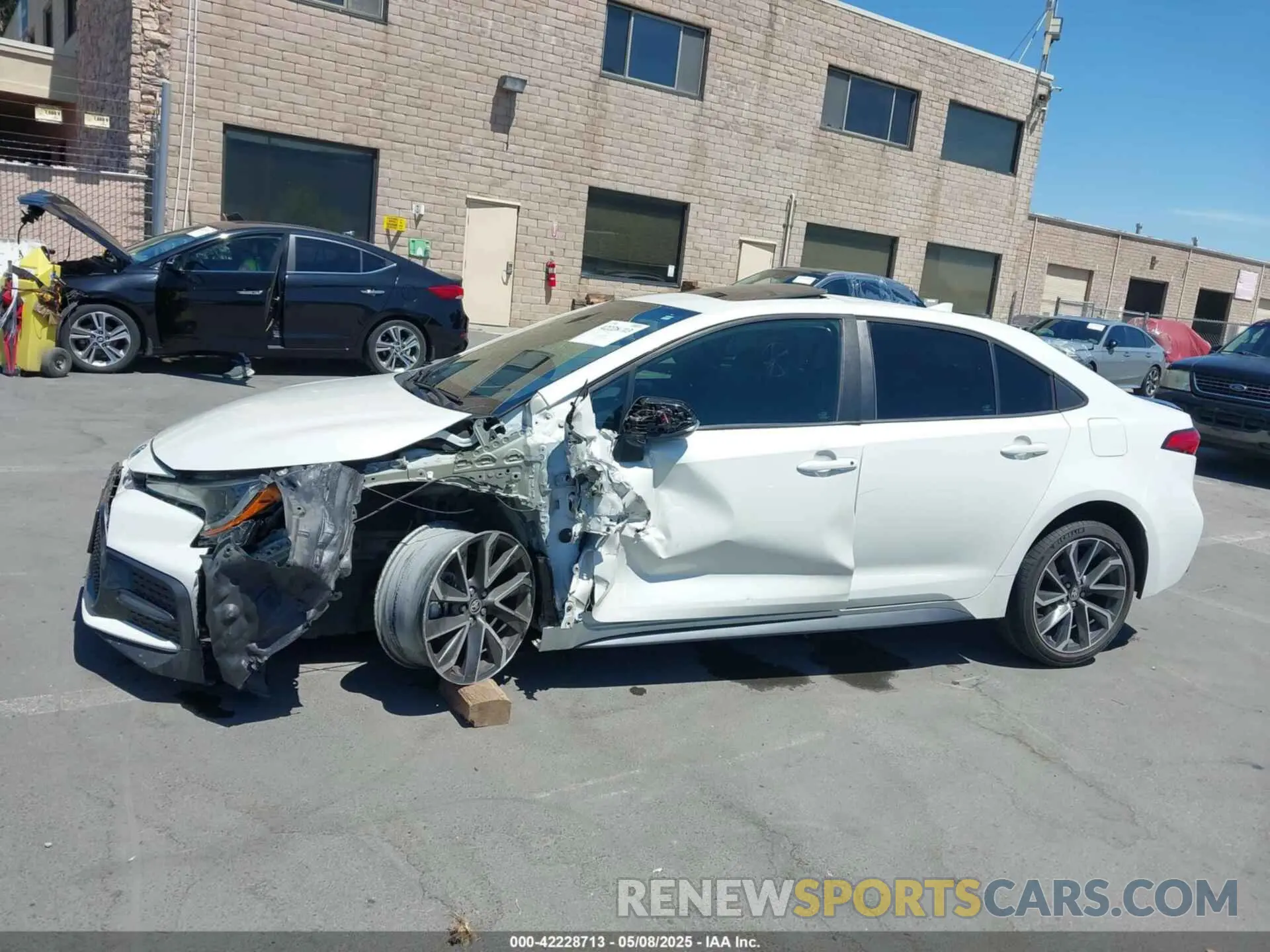 14 Photograph of a damaged car 5YFT4RCE8LP045324 TOYOTA COROLLA 2020