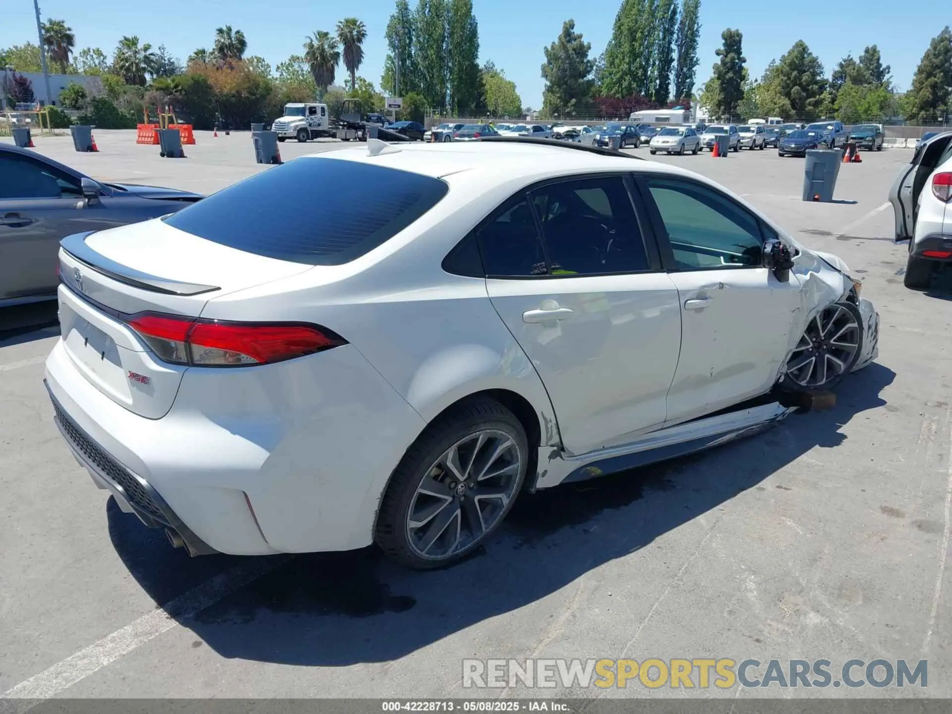 4 Photograph of a damaged car 5YFT4RCE8LP045324 TOYOTA COROLLA 2020