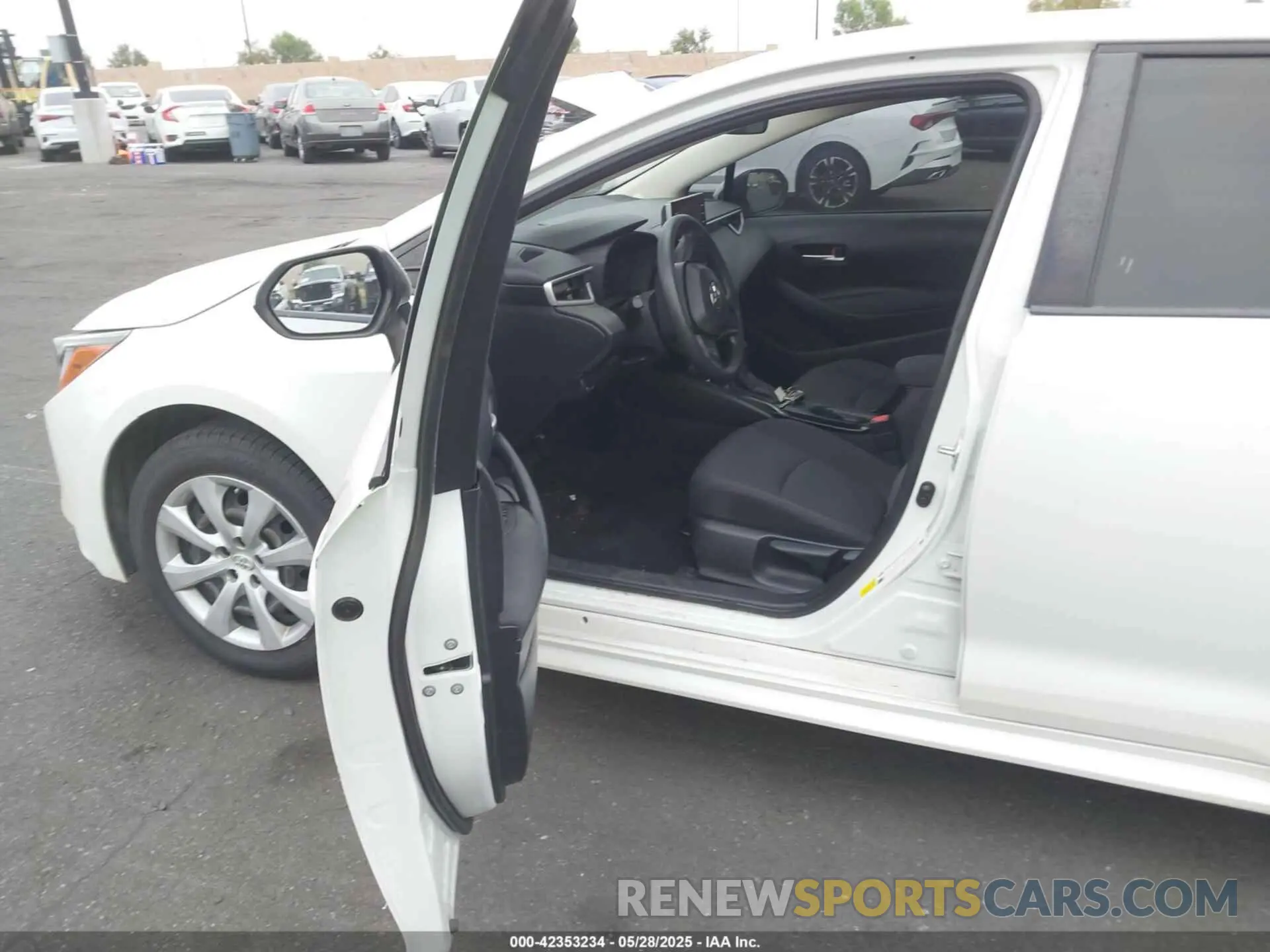 5 Photograph of a damaged car JTDEPRAE7LJ108954 TOYOTA COROLLA 2020