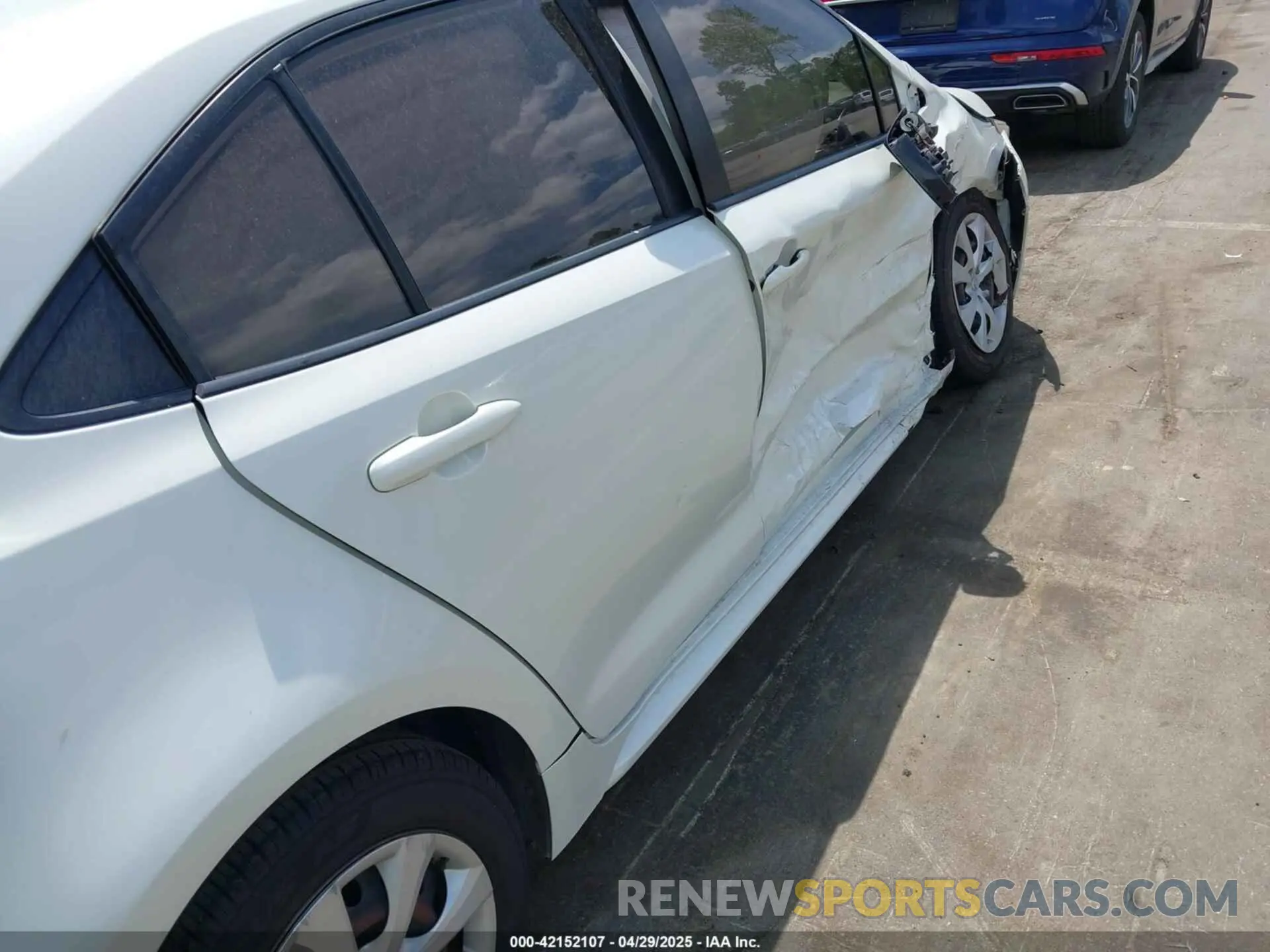 6 Photograph of a damaged car JTDEPRAE8LJ016624 TOYOTA COROLLA 2020