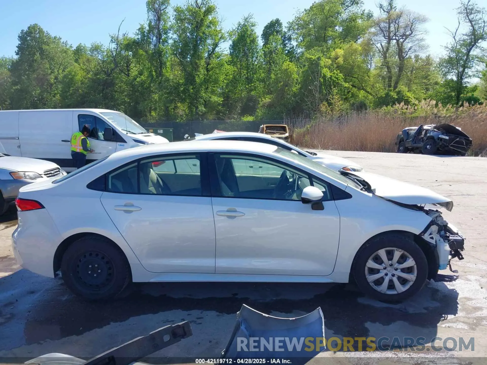 14 Photograph of a damaged car JTDEPRAEXLJ022781 TOYOTA COROLLA 2020