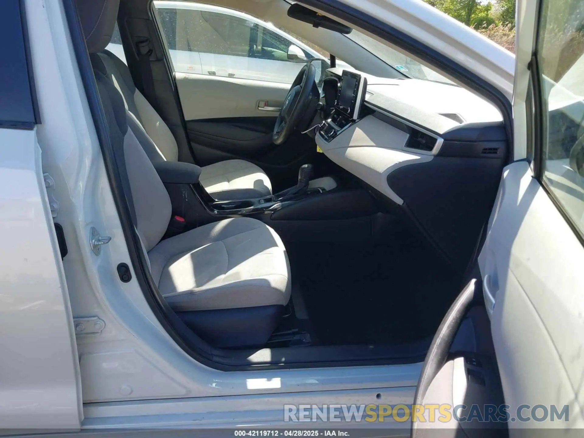 5 Photograph of a damaged car JTDEPRAEXLJ022781 TOYOTA COROLLA 2020