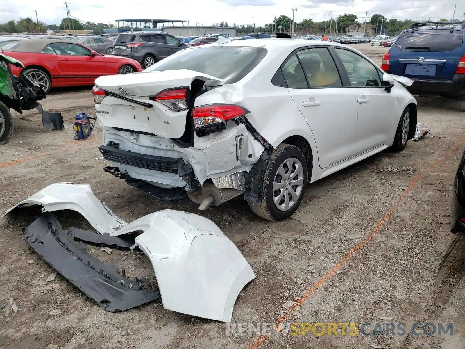 4 Photograph of a damaged car JTDEPRAEXLJ031996 TOYOTA COROLLA 2020