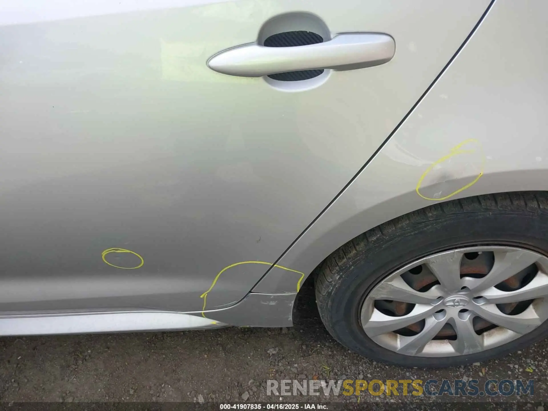 21 Photograph of a damaged car JTDEPRAEXLJ032789 TOYOTA COROLLA 2020