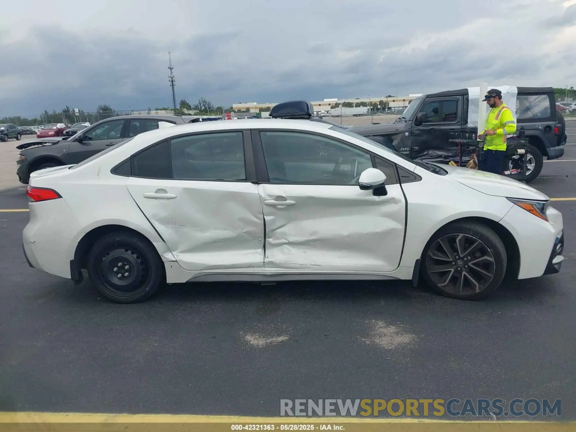 13 Photograph of a damaged car JTDS4RCE0LJ029442 TOYOTA COROLLA 2020