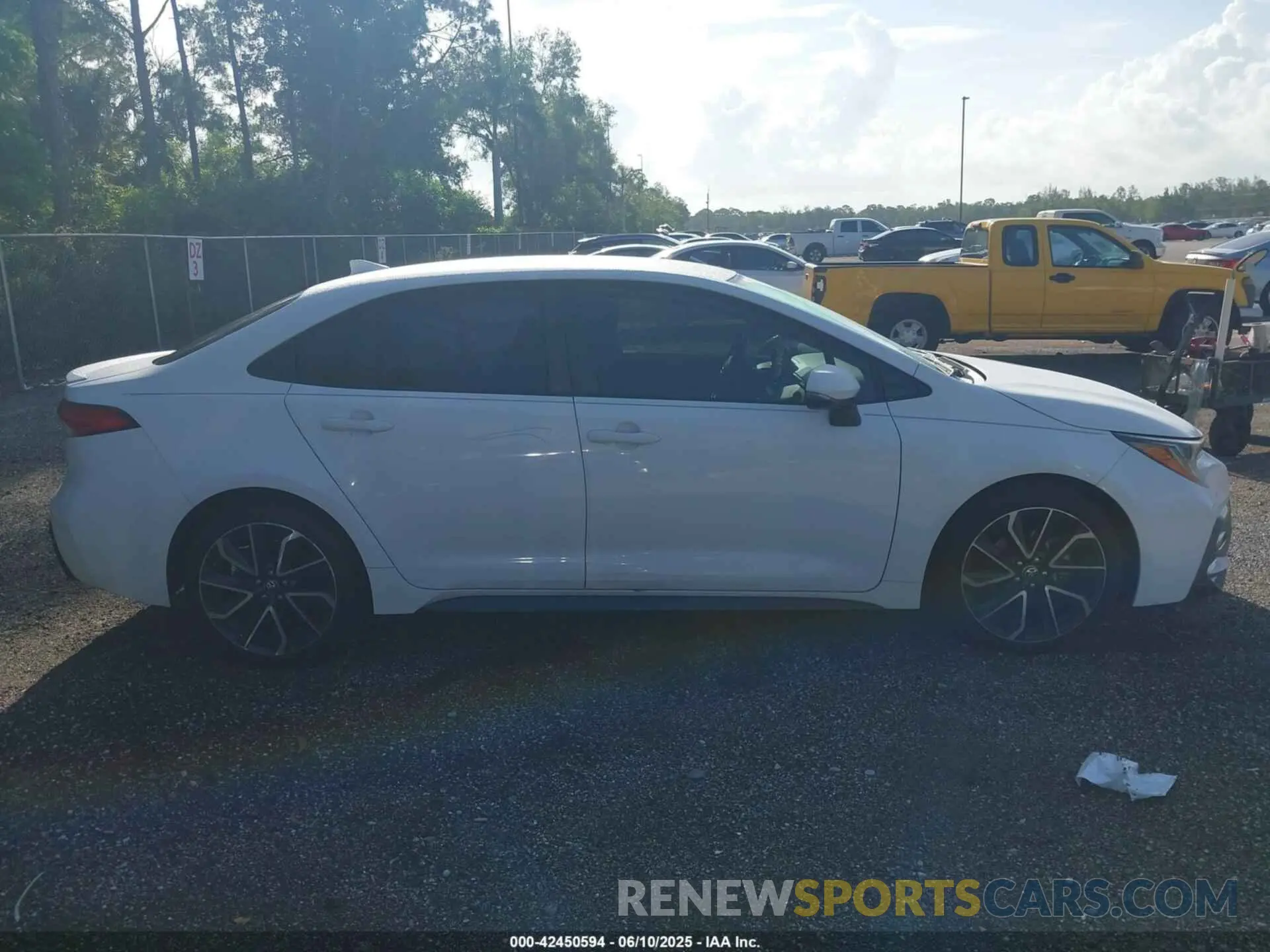 13 Photograph of a damaged car JTDS4RCE5LJ024401 TOYOTA COROLLA 2020