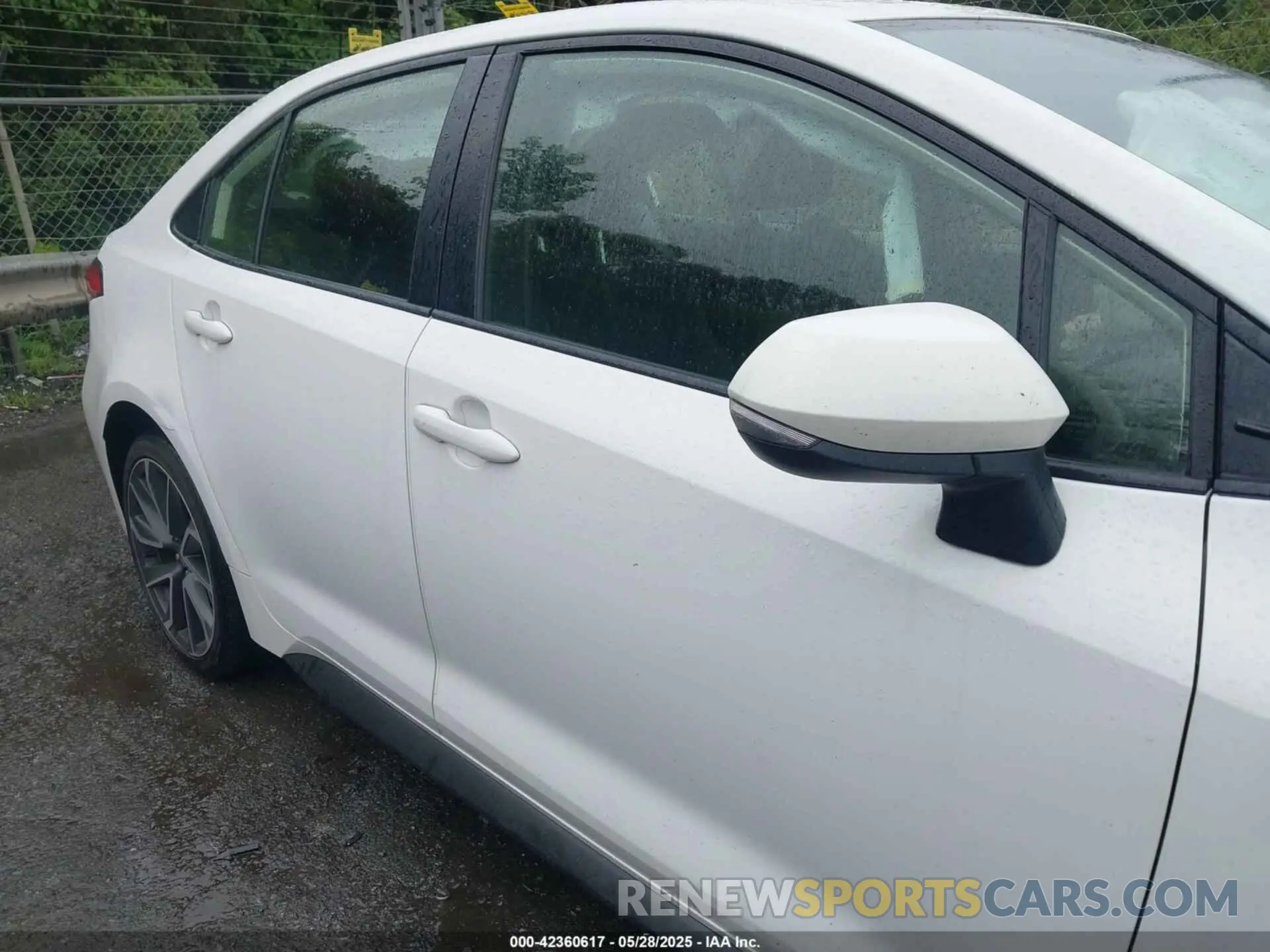 13 Photograph of a damaged car JTDS4RCE7LJ043693 TOYOTA COROLLA 2020