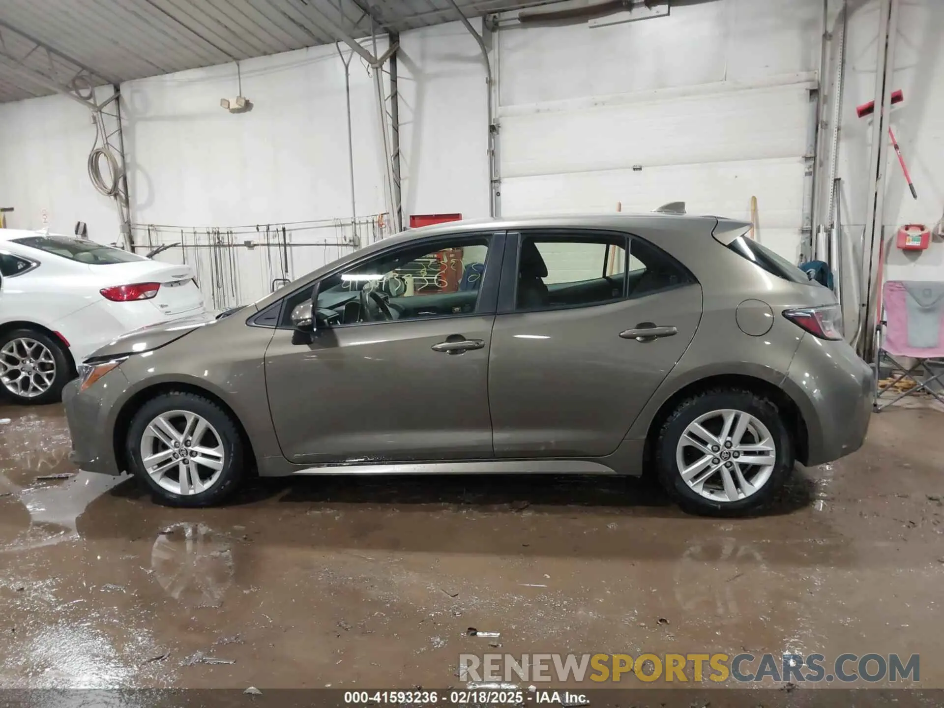 14 Photograph of a damaged car JTND4RBE9L3095272 TOYOTA COROLLA 2020