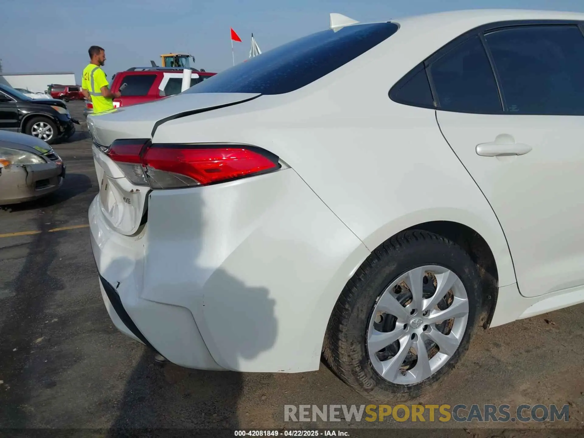18 Photograph of a damaged car 5YFEPMAE5MP163371 TOYOTA COROLLA 2021