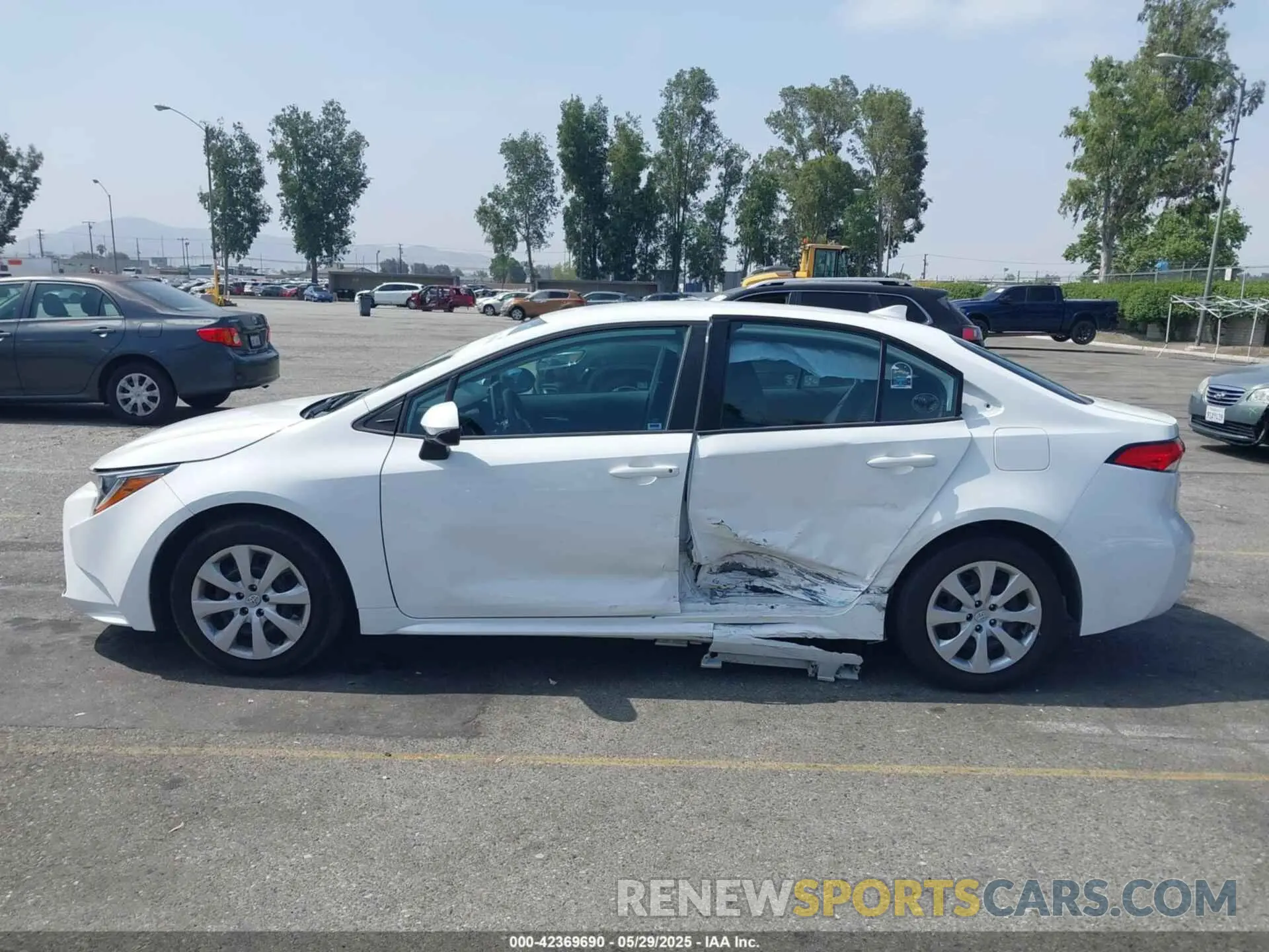 14 Photograph of a damaged car 5YFEPMAE8MP191942 TOYOTA COROLLA 2021