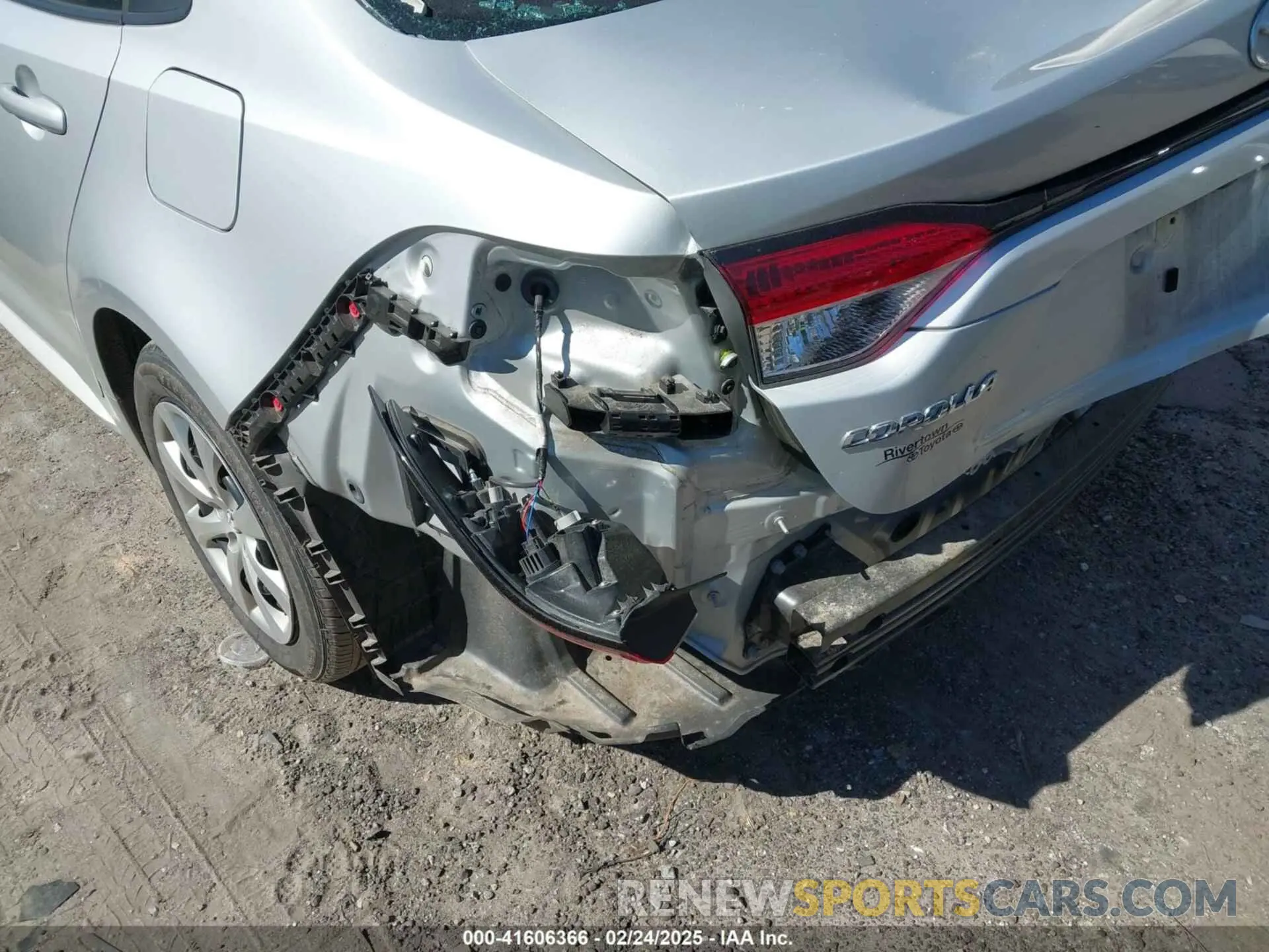 17 Photograph of a damaged car 5YFEPMAEXMP252174 TOYOTA COROLLA 2021
