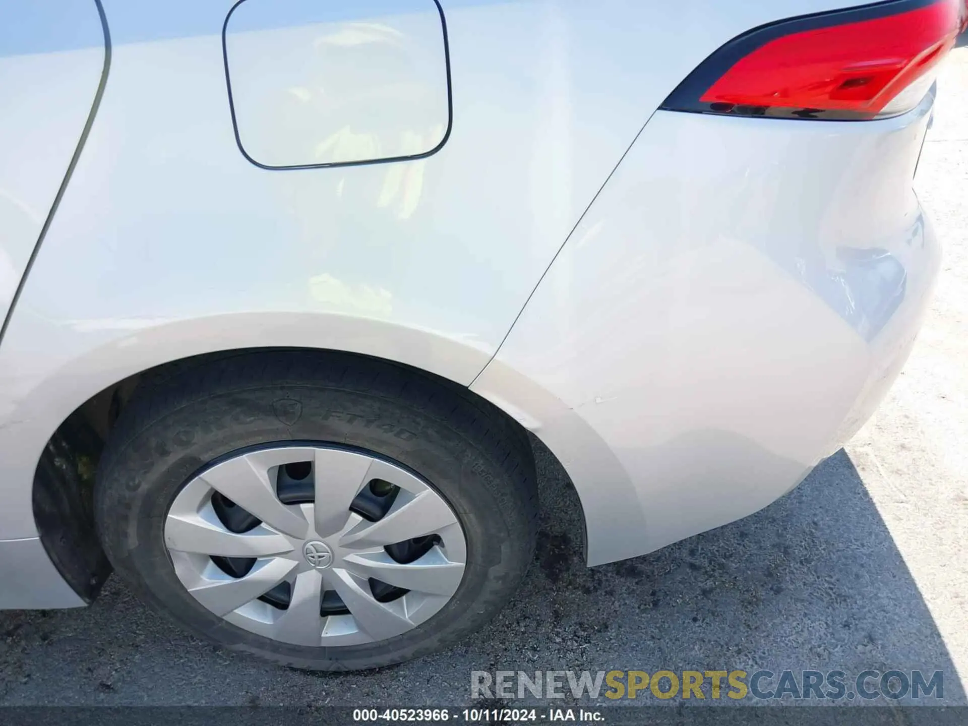 18 Photograph of a damaged car 5YFDPMAE7NP385469 TOYOTA COROLLA 2022