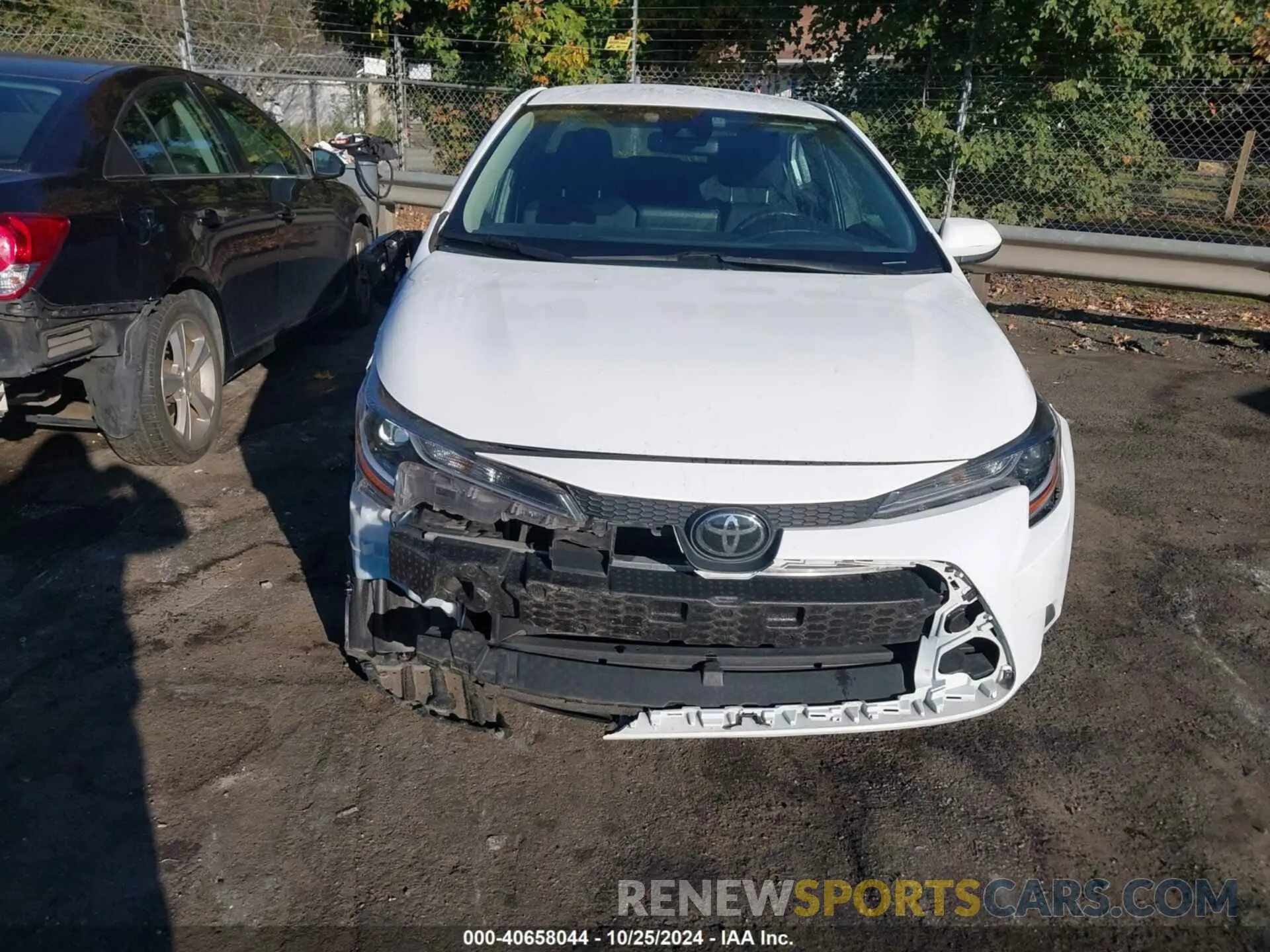 17 Photograph of a damaged car 5YFEPMAE0NP275531 TOYOTA COROLLA 2022