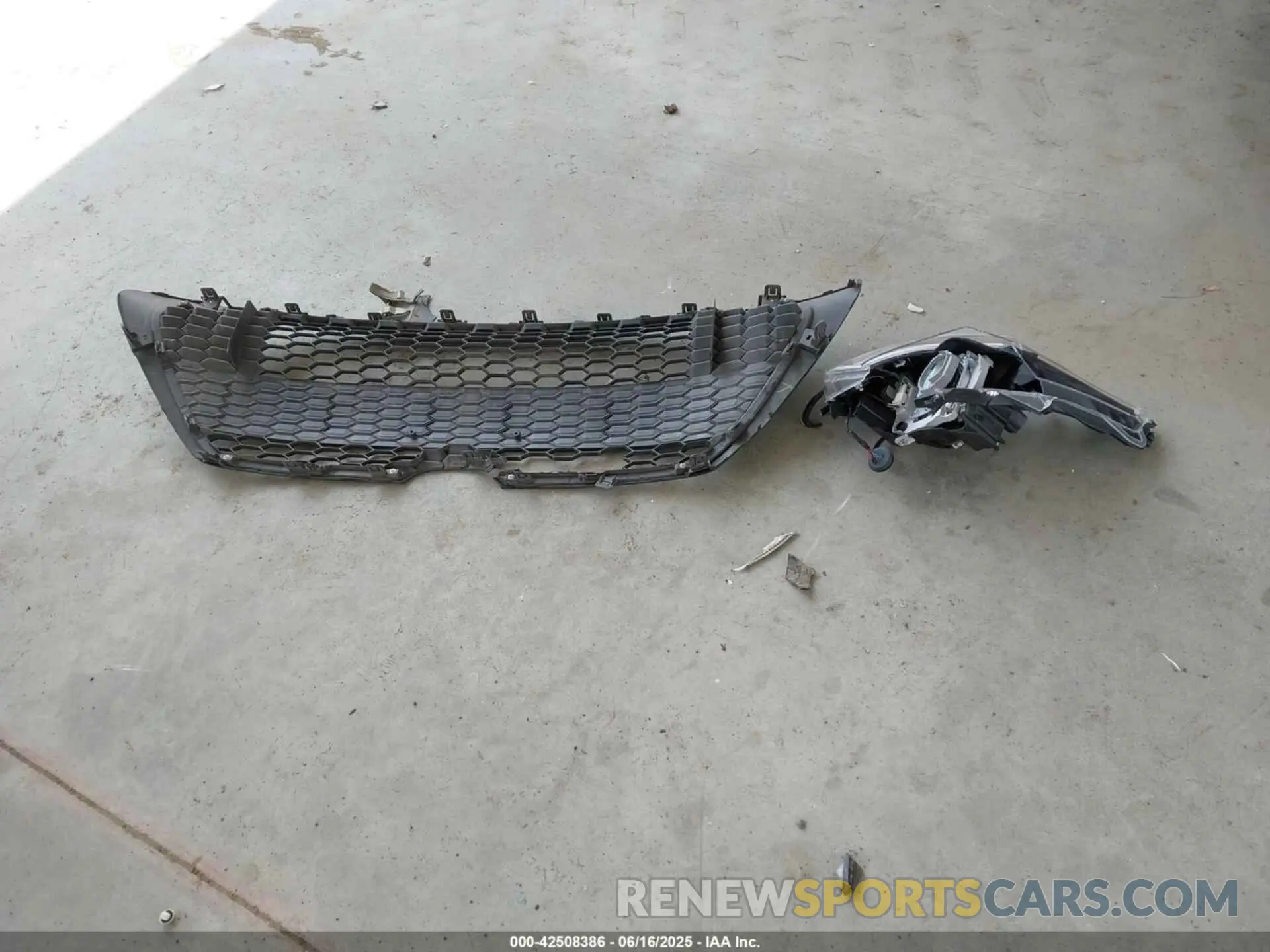 12 Photograph of a damaged car 5YFEPMAE0NP289042 TOYOTA COROLLA 2022