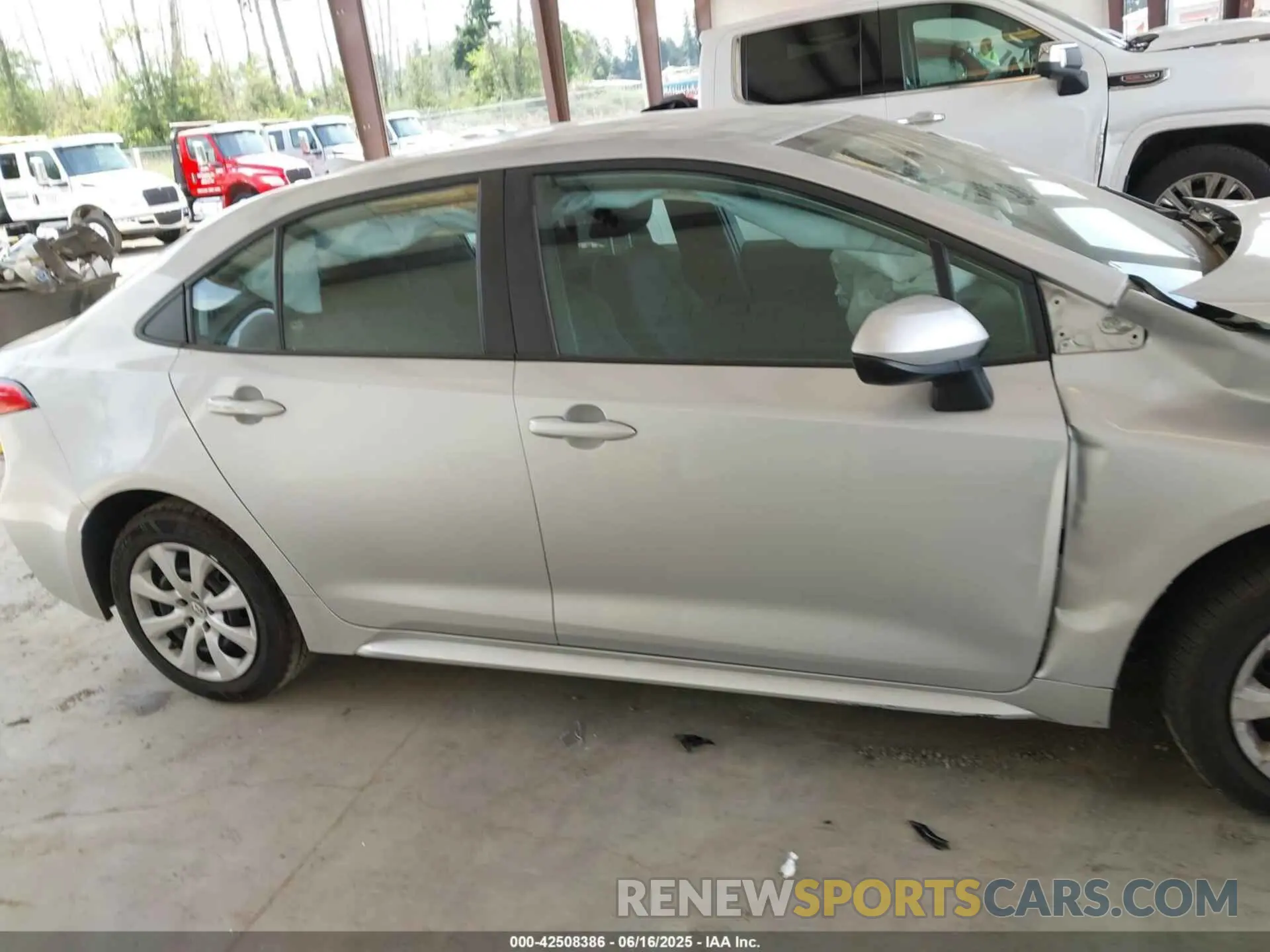14 Photograph of a damaged car 5YFEPMAE0NP289042 TOYOTA COROLLA 2022