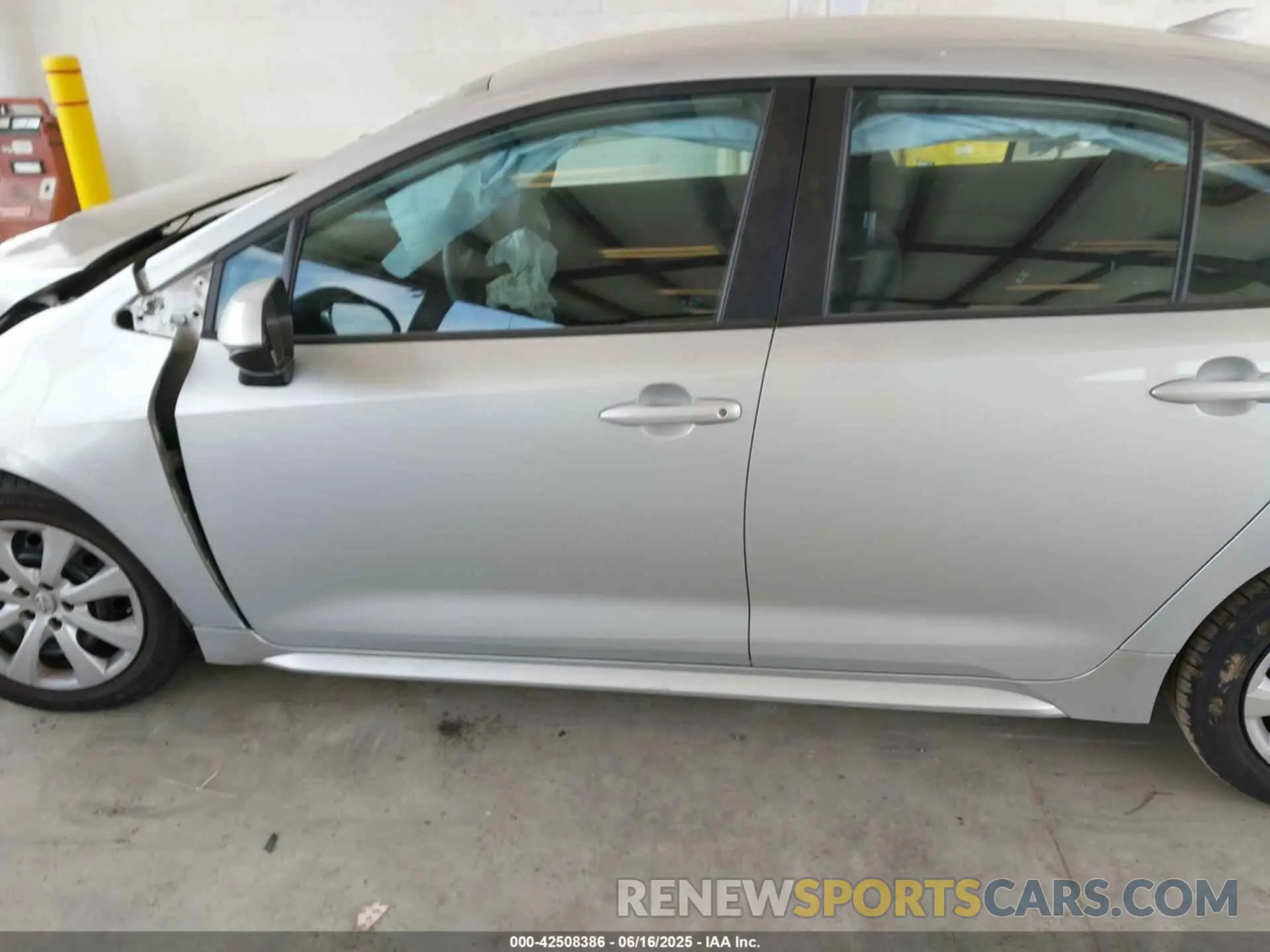 15 Photograph of a damaged car 5YFEPMAE0NP289042 TOYOTA COROLLA 2022