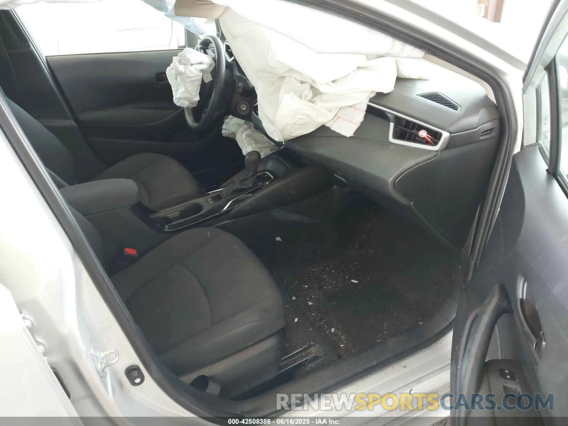 5 Photograph of a damaged car 5YFEPMAE0NP289042 TOYOTA COROLLA 2022
