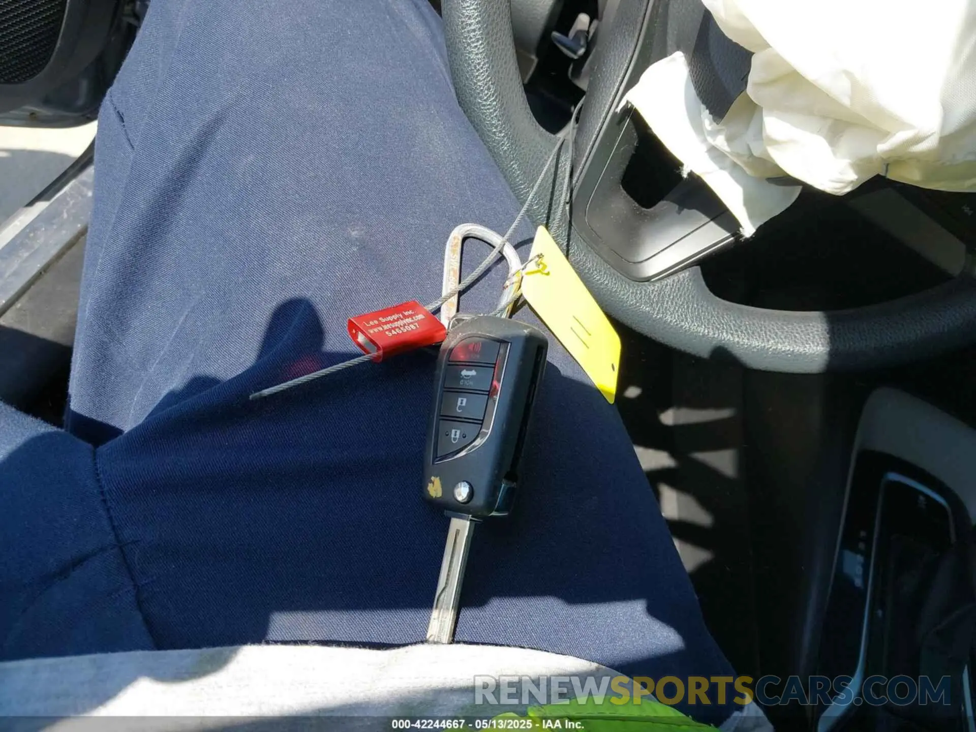 11 Photograph of a damaged car 5YFEPMAE1NP280253 TOYOTA COROLLA 2022