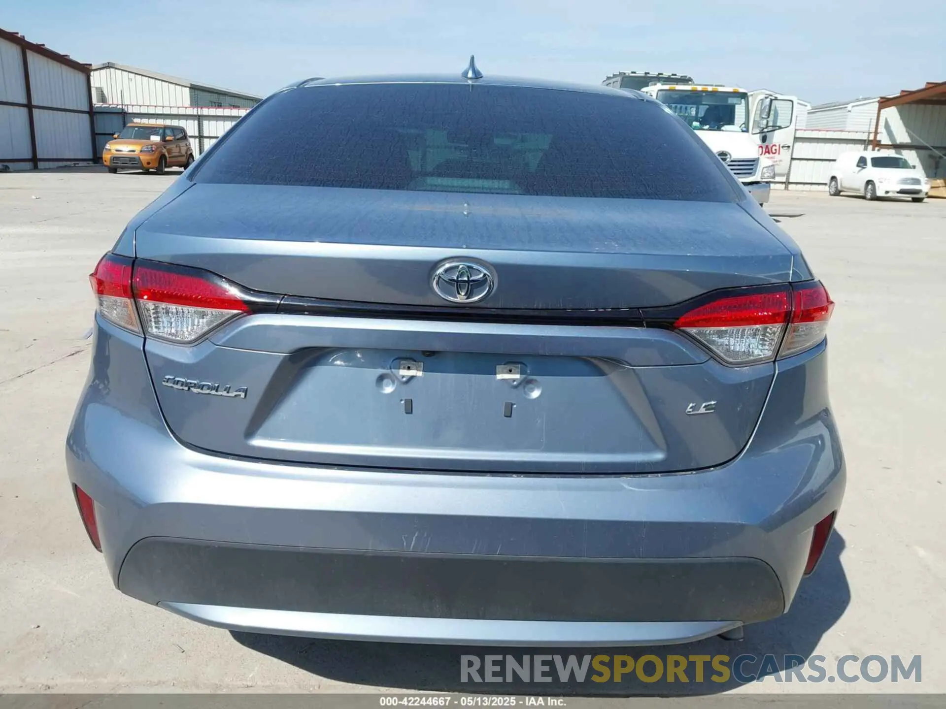 17 Photograph of a damaged car 5YFEPMAE1NP280253 TOYOTA COROLLA 2022