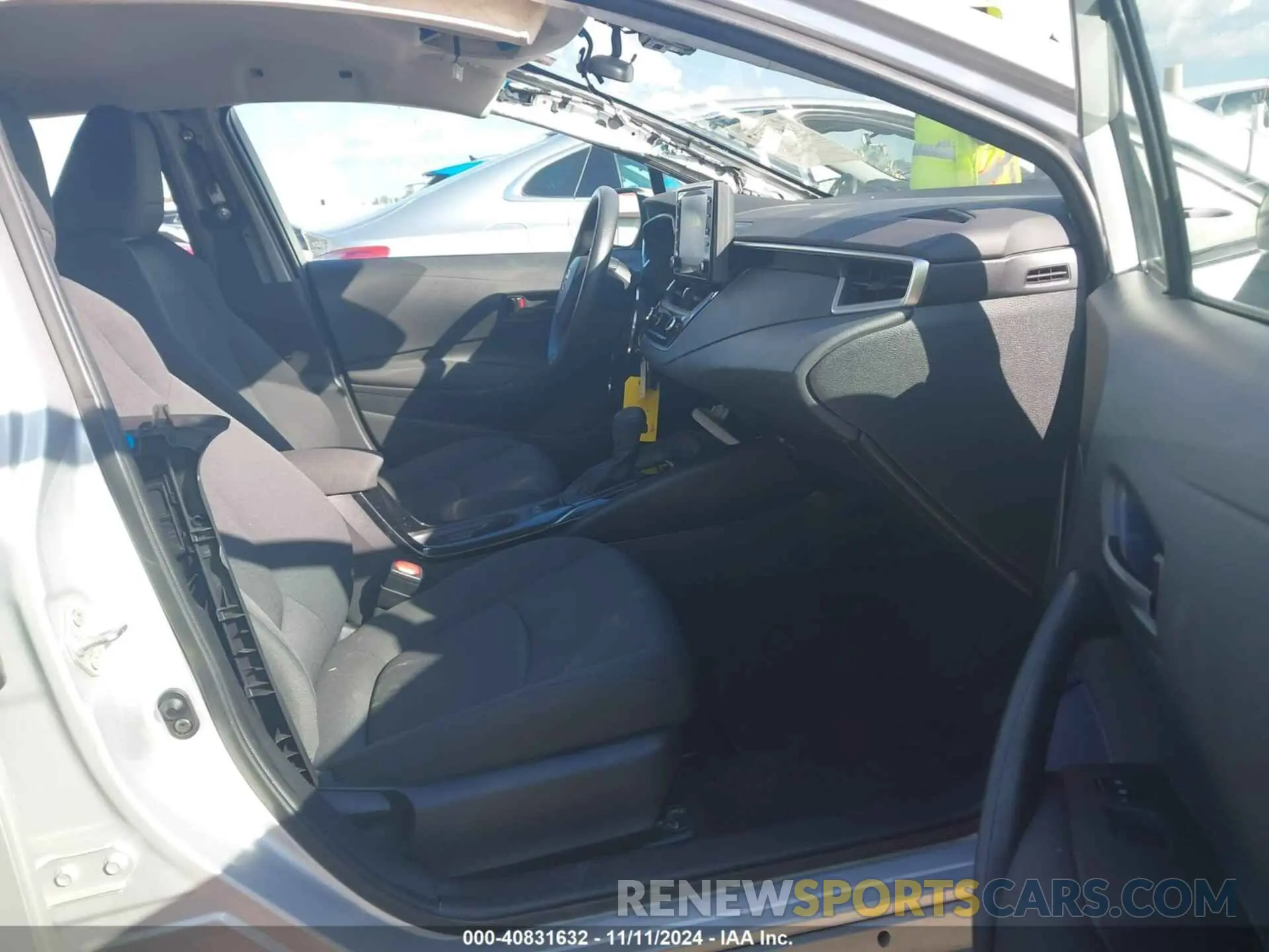 5 Photograph of a damaged car 5YFEPMAE1NP326034 TOYOTA COROLLA 2022