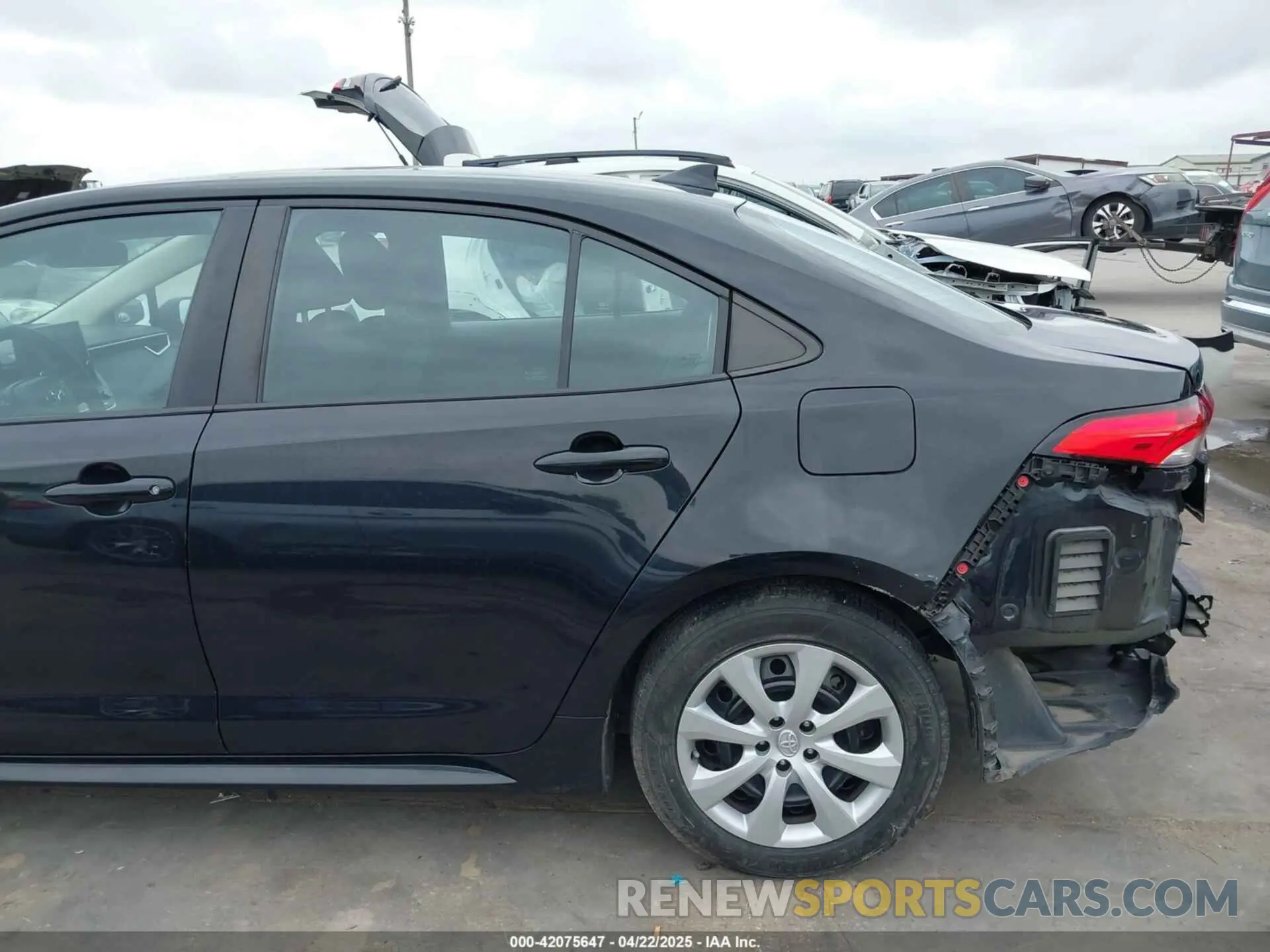 19 Photograph of a damaged car 5YFEPMAE2NP282321 TOYOTA COROLLA 2022
