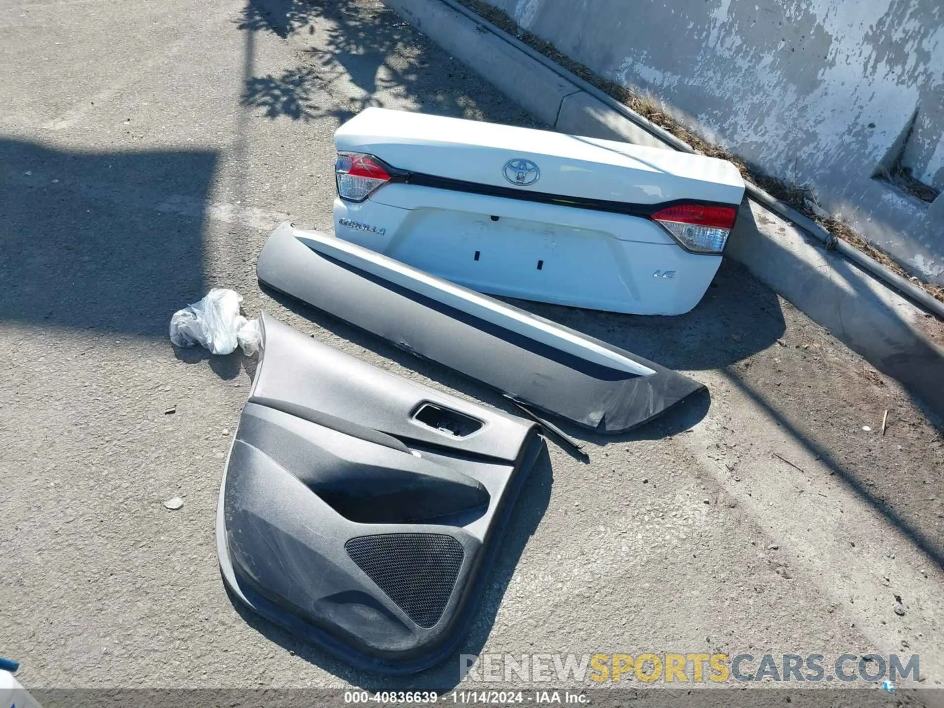 12 Photograph of a damaged car 5YFEPMAE2NP285946 TOYOTA COROLLA 2022