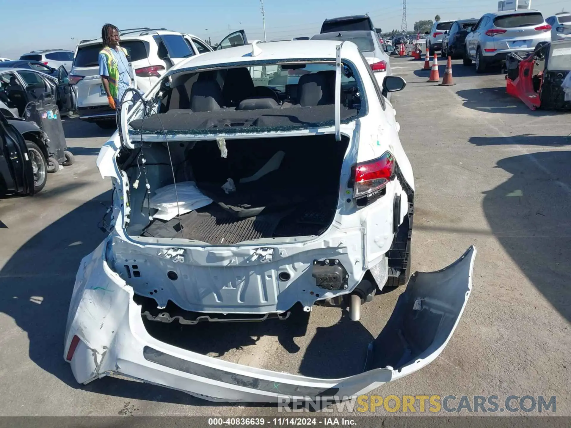 17 Photograph of a damaged car 5YFEPMAE2NP285946 TOYOTA COROLLA 2022