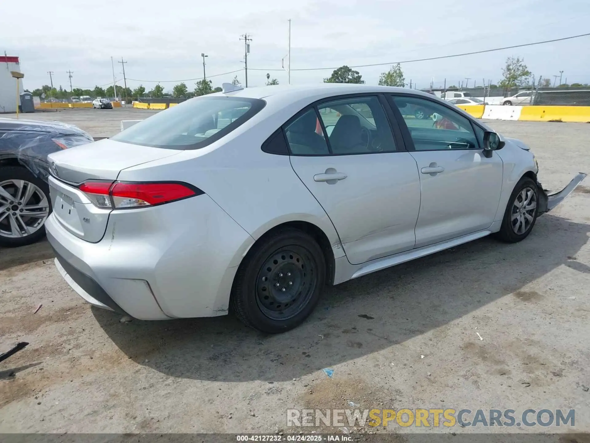 4 Photograph of a damaged car 5YFEPMAE2NP338709 TOYOTA COROLLA 2022