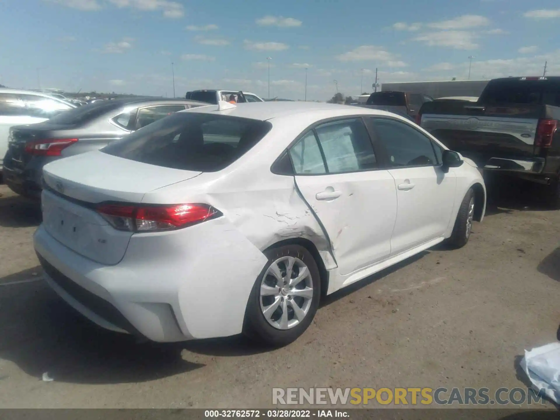 4 Photograph of a damaged car 5YFEPMAE4NP274284 TOYOTA COROLLA 2022