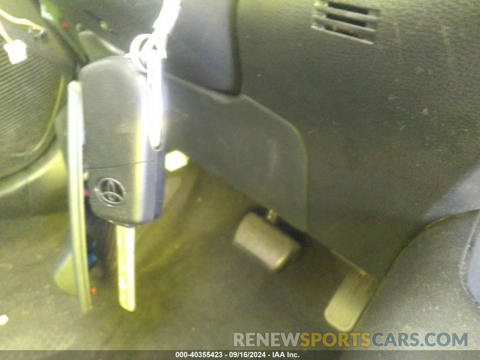 11 Photograph of a damaged car 5YFEPMAE4NP302469 TOYOTA COROLLA 2022
