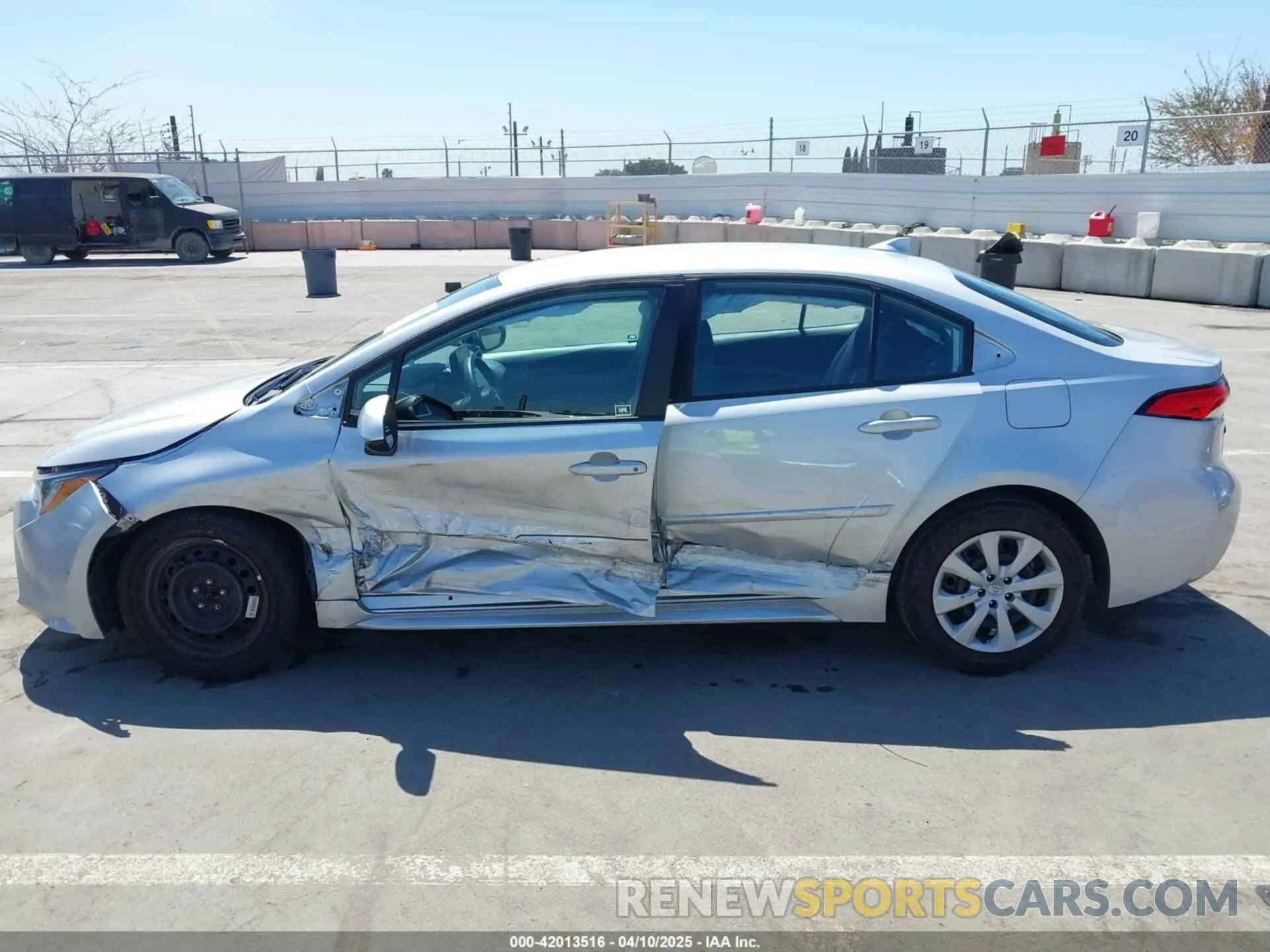 14 Photograph of a damaged car 5YFEPMAE4NP353356 TOYOTA COROLLA 2022