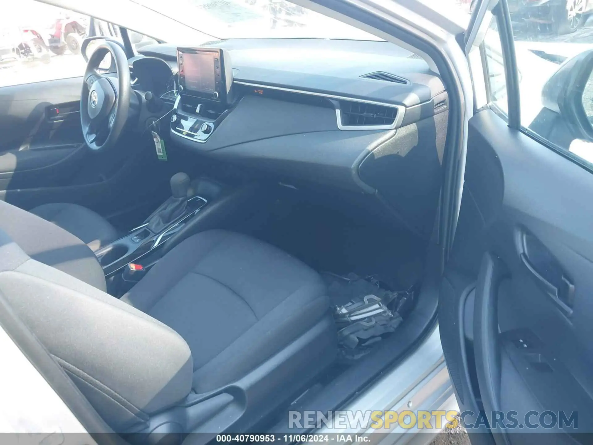 5 Photograph of a damaged car 5YFEPMAE5NP312153 TOYOTA COROLLA 2022