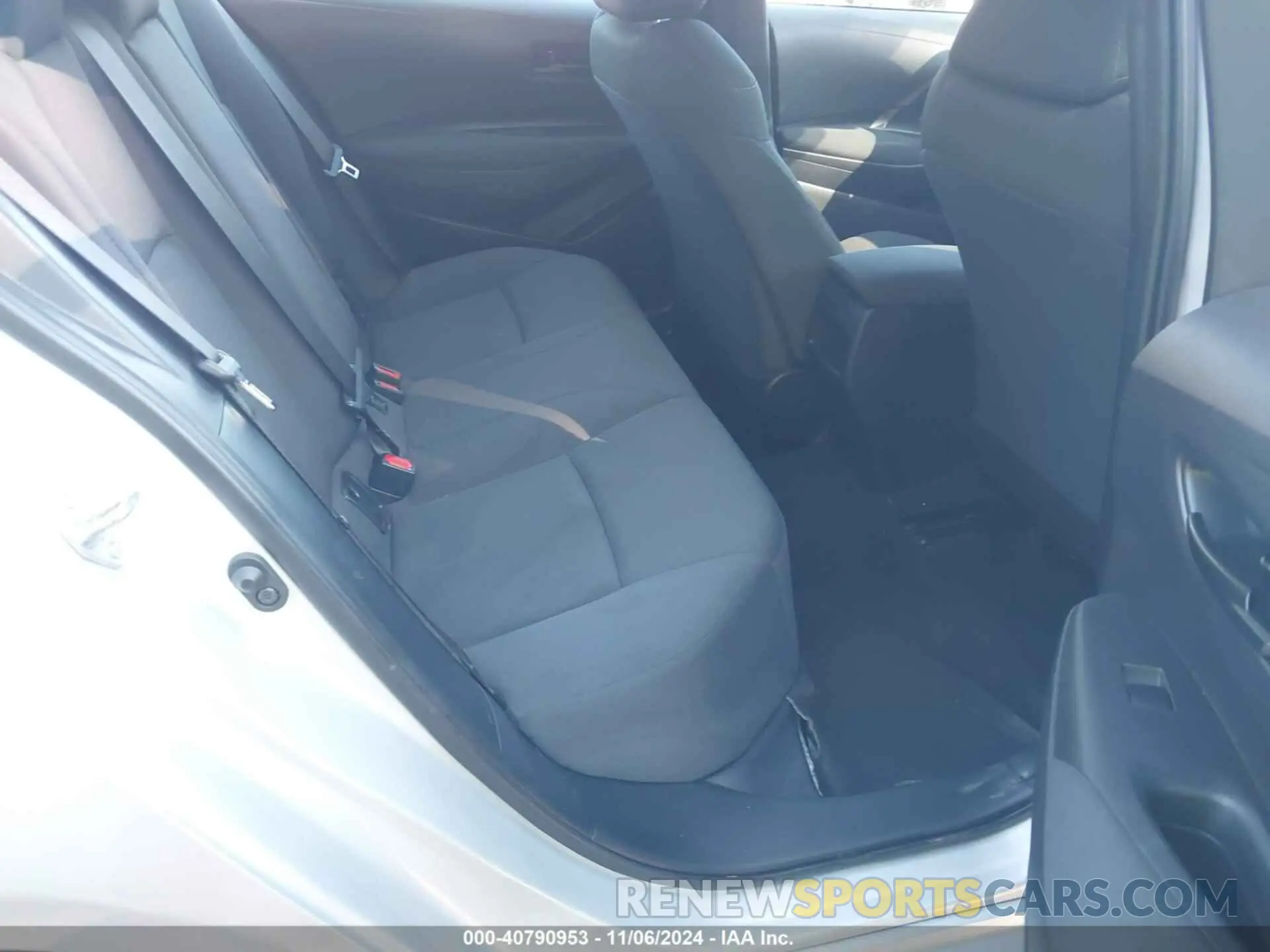8 Photograph of a damaged car 5YFEPMAE5NP312153 TOYOTA COROLLA 2022