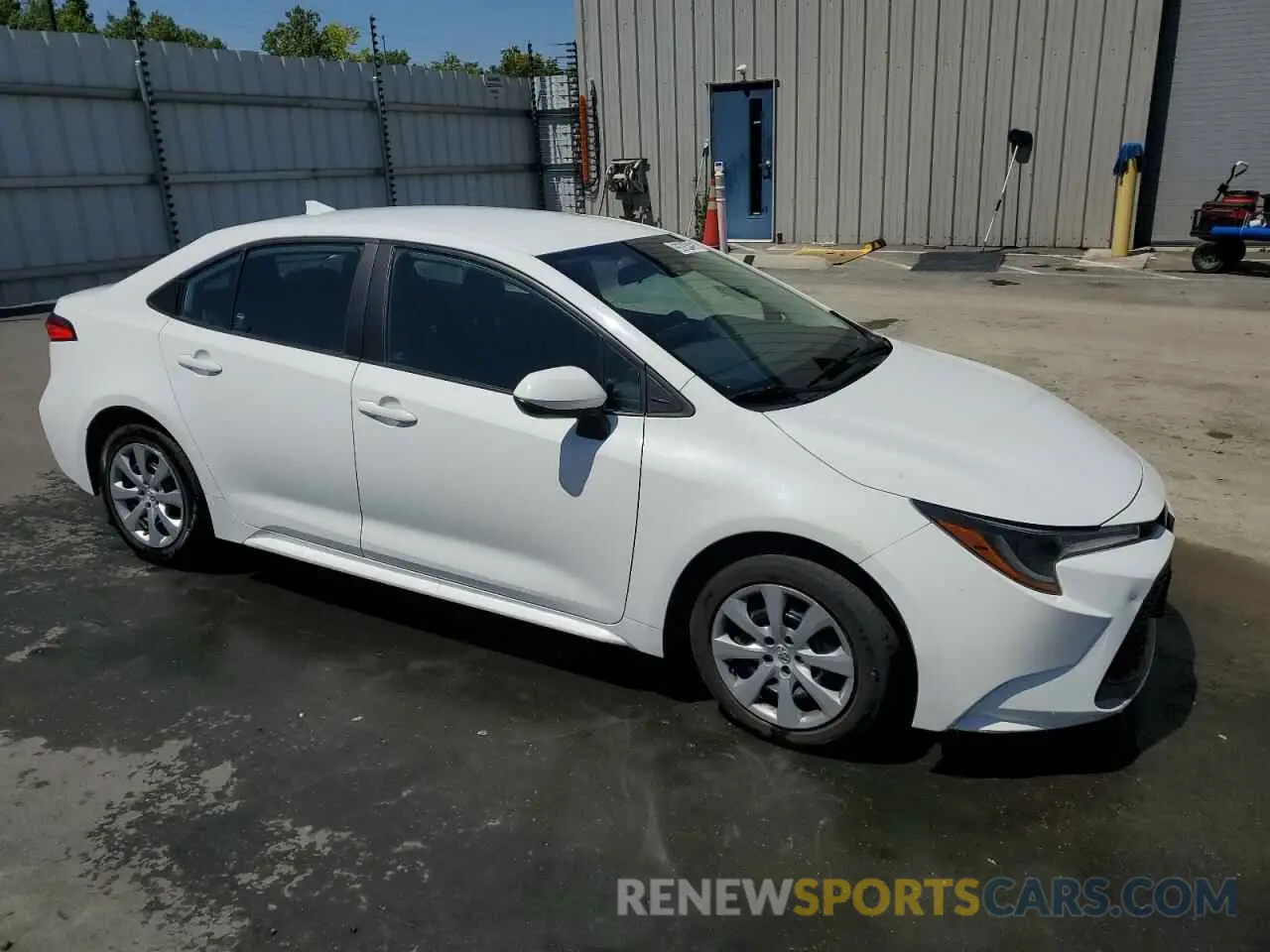 4 Photograph of a damaged car 5YFEPMAE6NP272682 TOYOTA COROLLA 2022