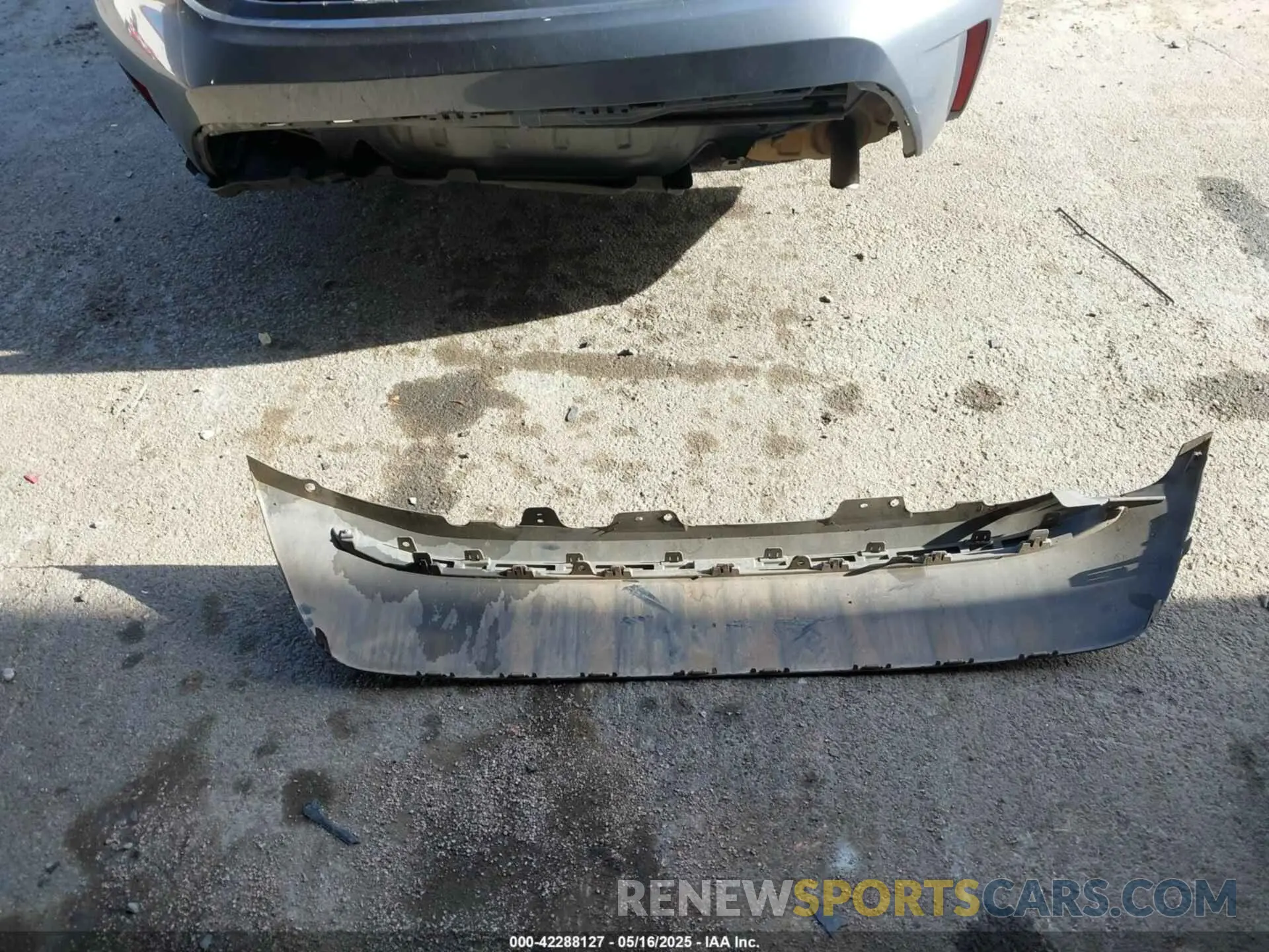 12 Photograph of a damaged car 5YFEPMAE6NP279485 TOYOTA COROLLA 2022